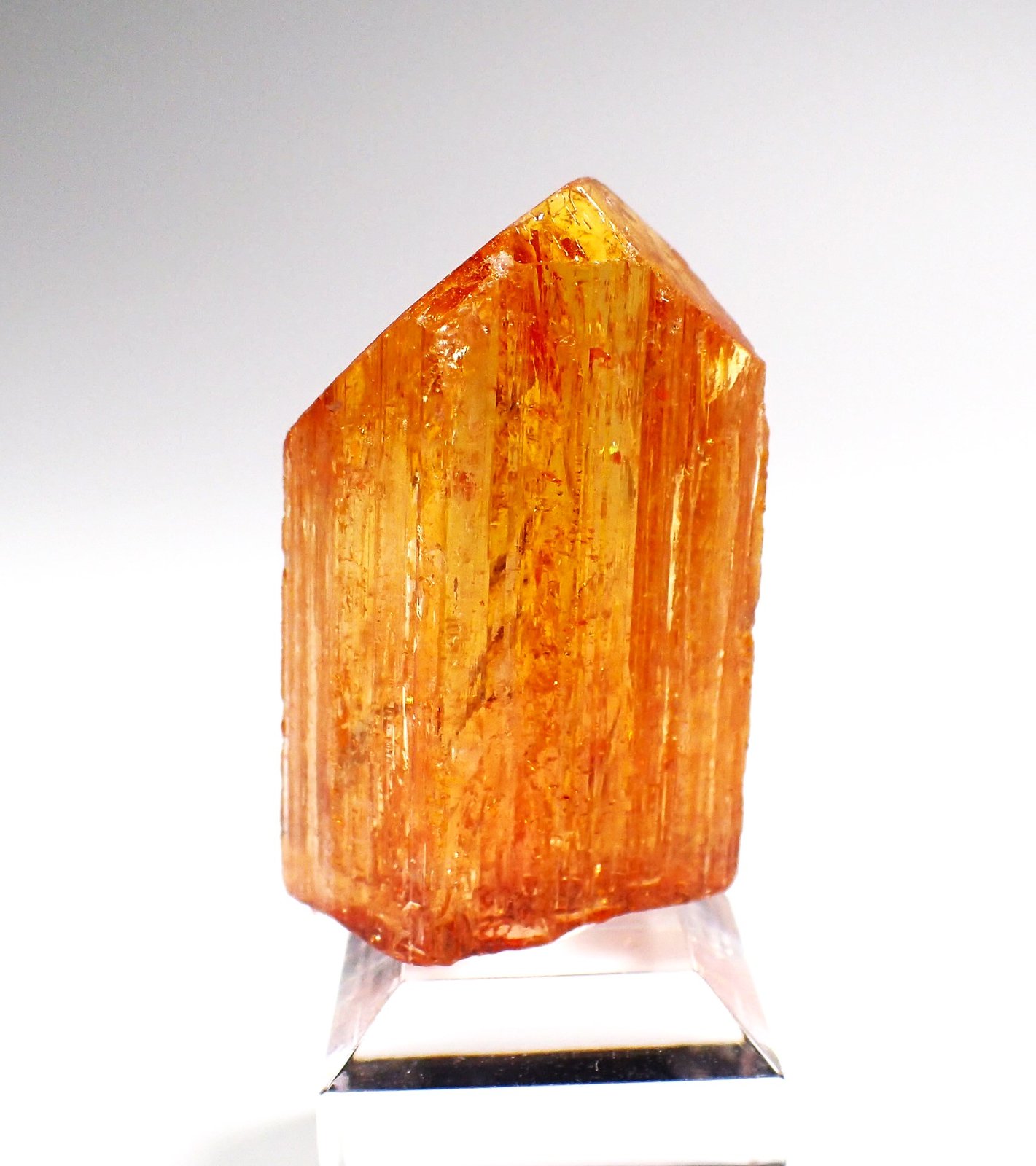 Topaz (variety imperial topaz)
35 mm x 23 mm x 15 mm
(Autor: Don Lum)