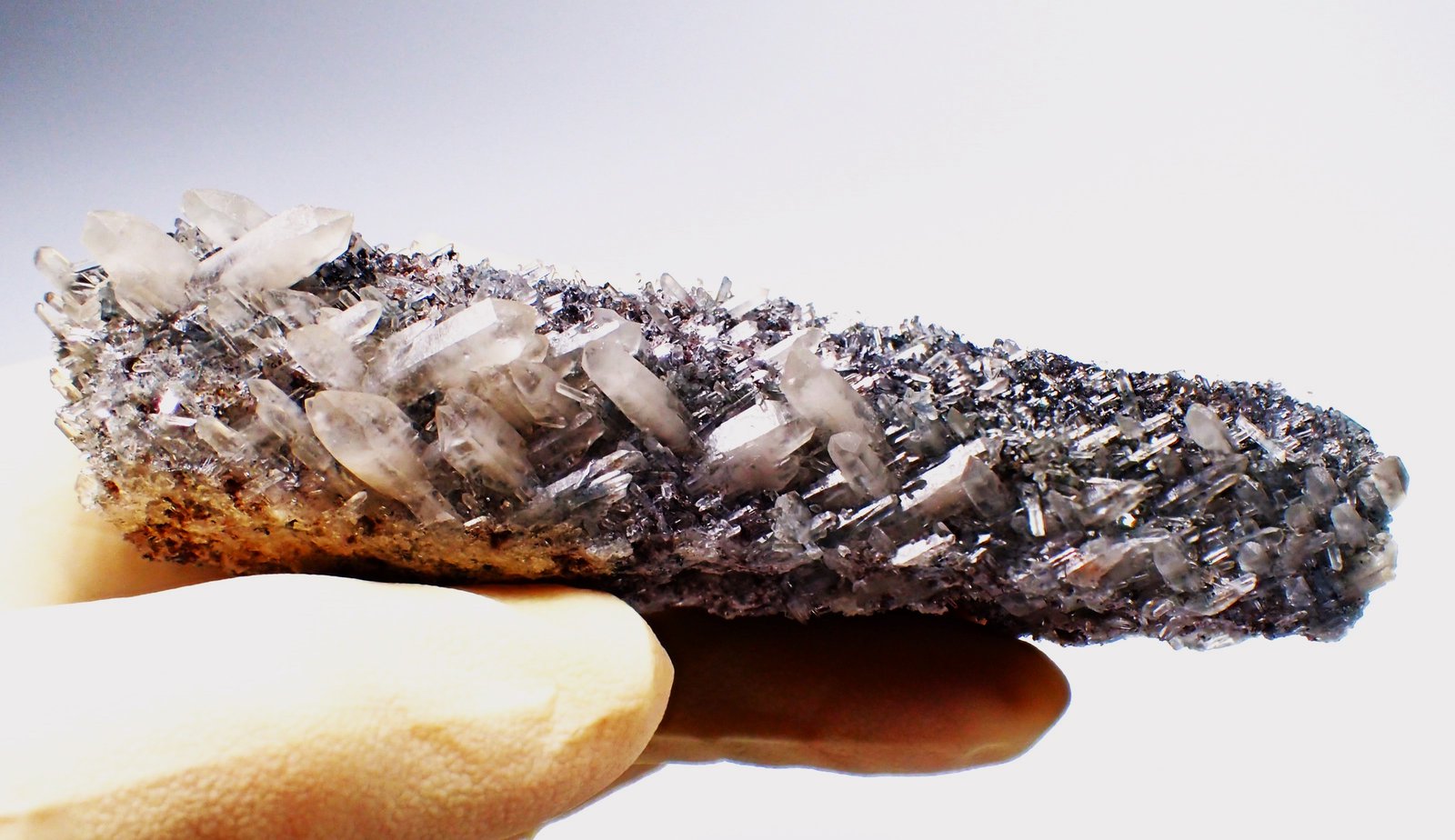 Quartz, Feldspar
112 mm x 35 mm x 25 mm
(Autor: Don Lum)