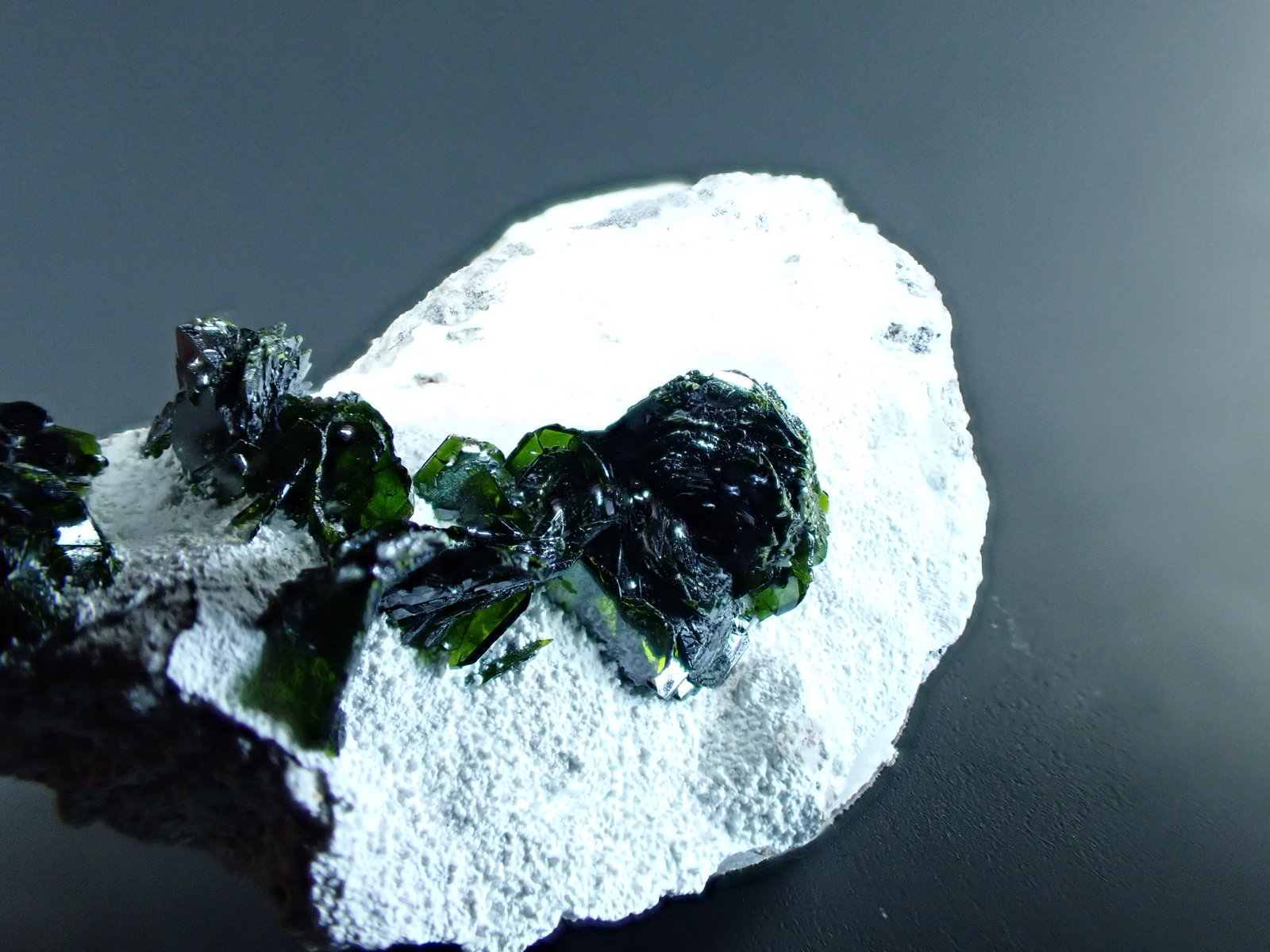 Volborthite, Dickite
43 x 27 mm x 18 mm
(Autor: Don Lum)