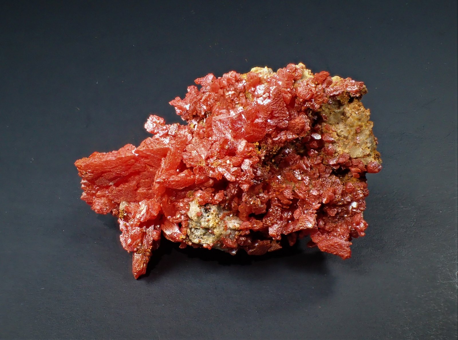 Crocoite, Cerussite
43 mm x 31 mm x 21 mm
(Autor: Don Lum)