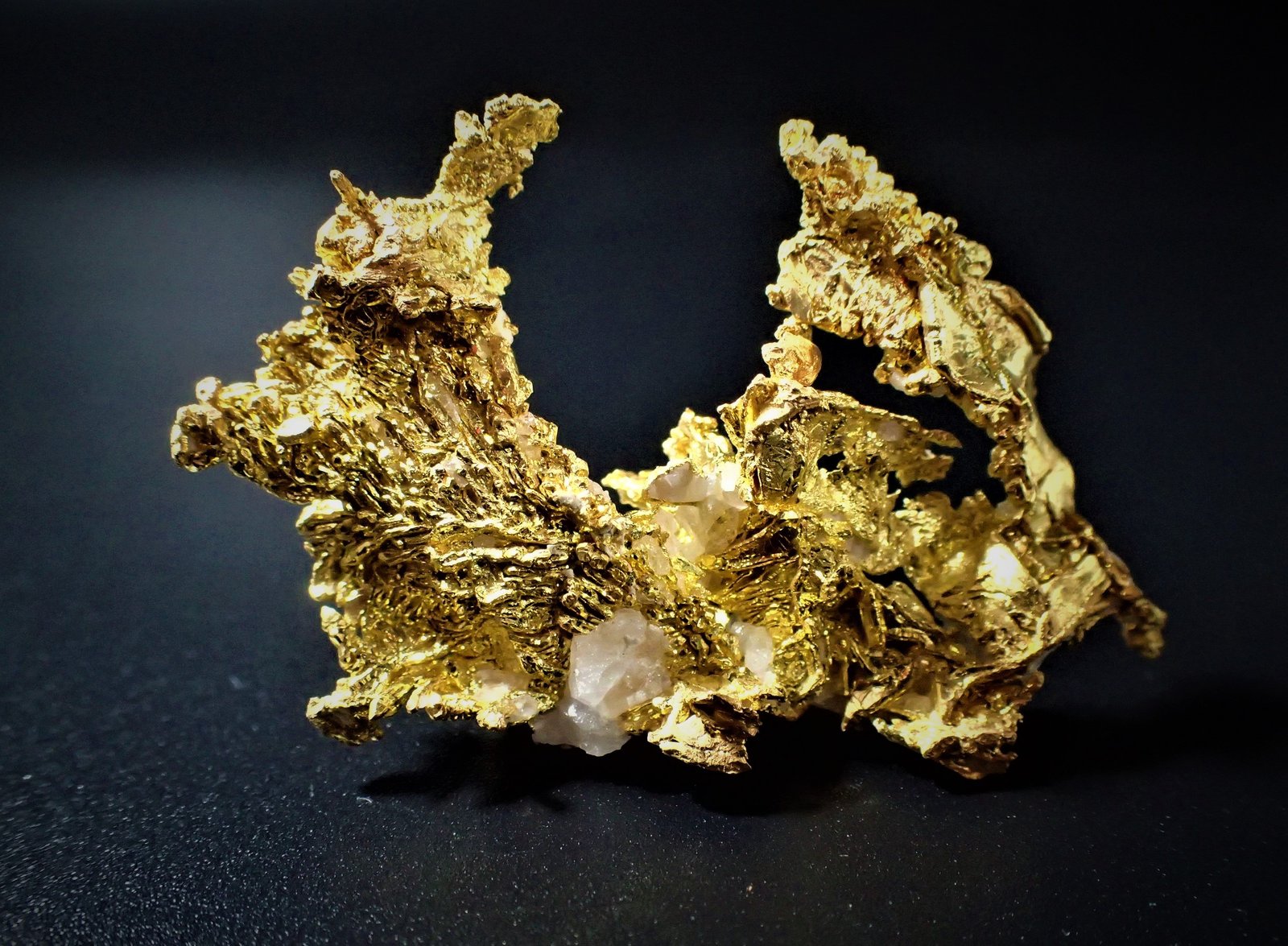 Gold, Quartz
43 mm x 27 mm
(Autor: Don Lum)