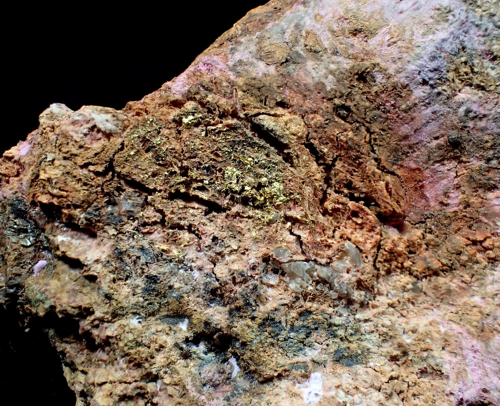 Gold (variety electrum), Erythrite
52mm x 50 mm x 36 mm
(Autor: Don Lum)