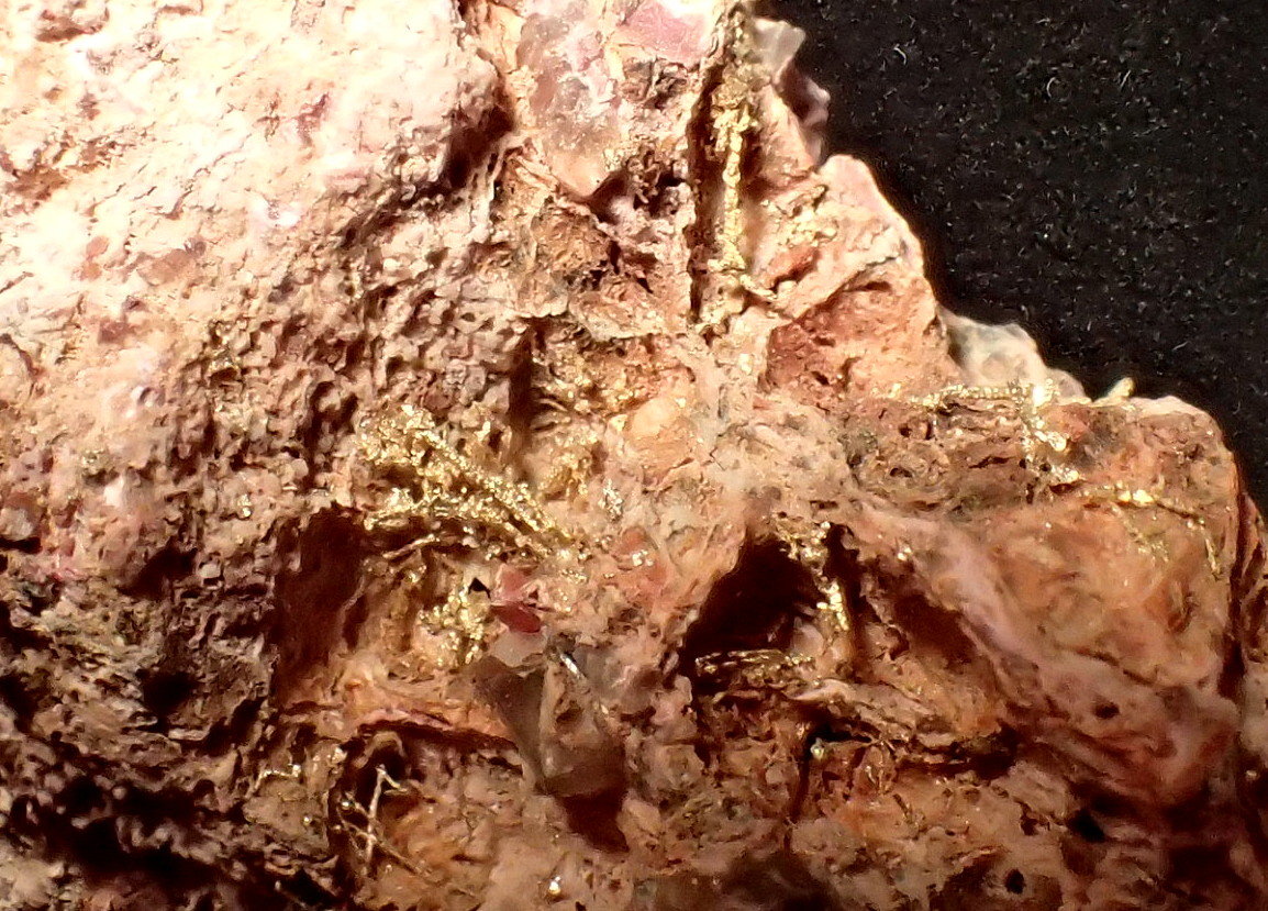 Gold (variety electrum), Erythrite, Quartz
77 mm x 43 mm x 27 mm
(Autor: Don Lum)