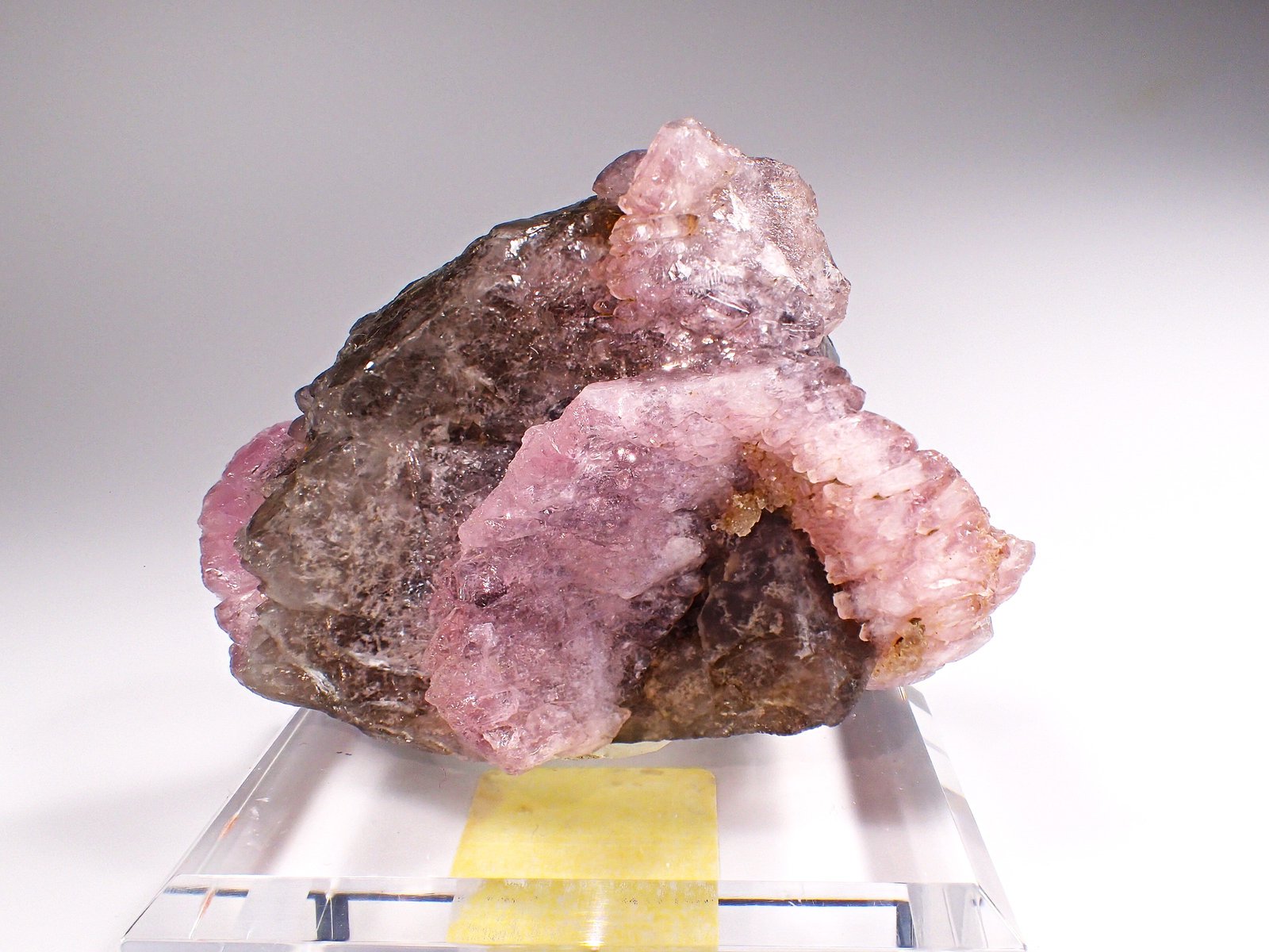 Quartz (variety rose quartz, variety smoky quartz)
90 mm x 63 mm x 65 mm
(Autor: Don Lum)