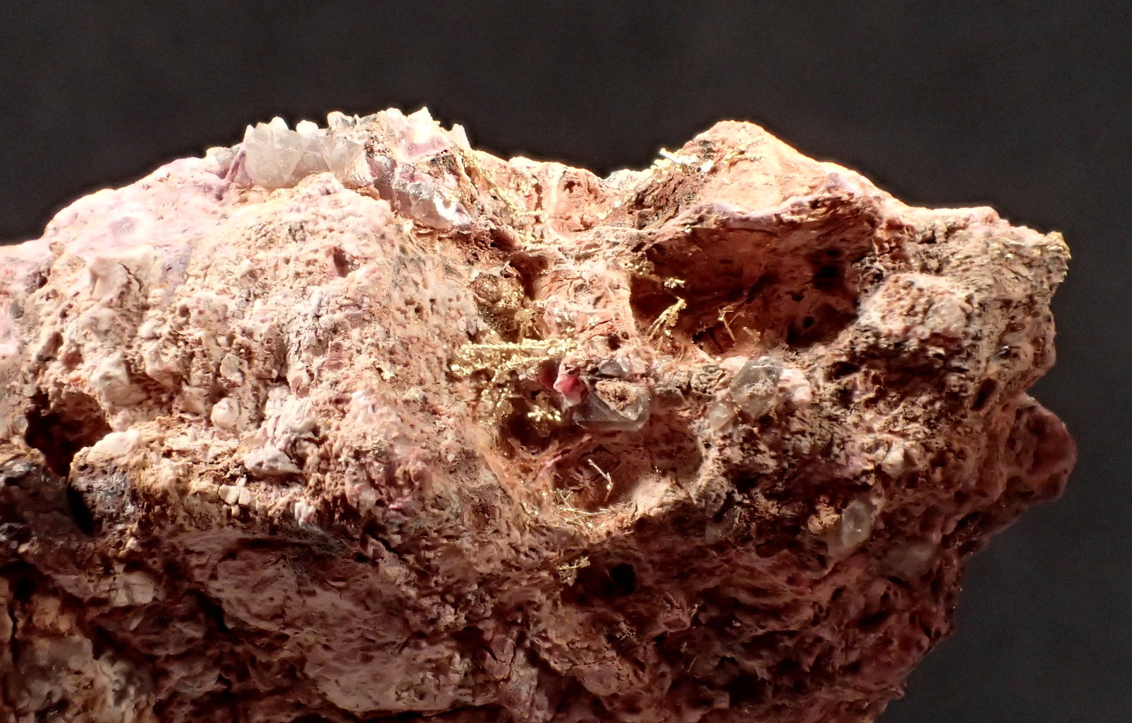 Gold (variety electrum), Erythrite, Quartz
77 mm x 43 mm x 27 mm
(Autor: Don Lum)
