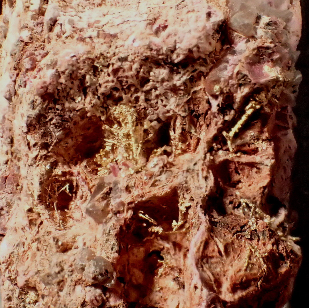 Gold (variety electrum), Erythrite, Quartz
77 mm x 43 mm x 27 mm
(Autor: Don Lum)