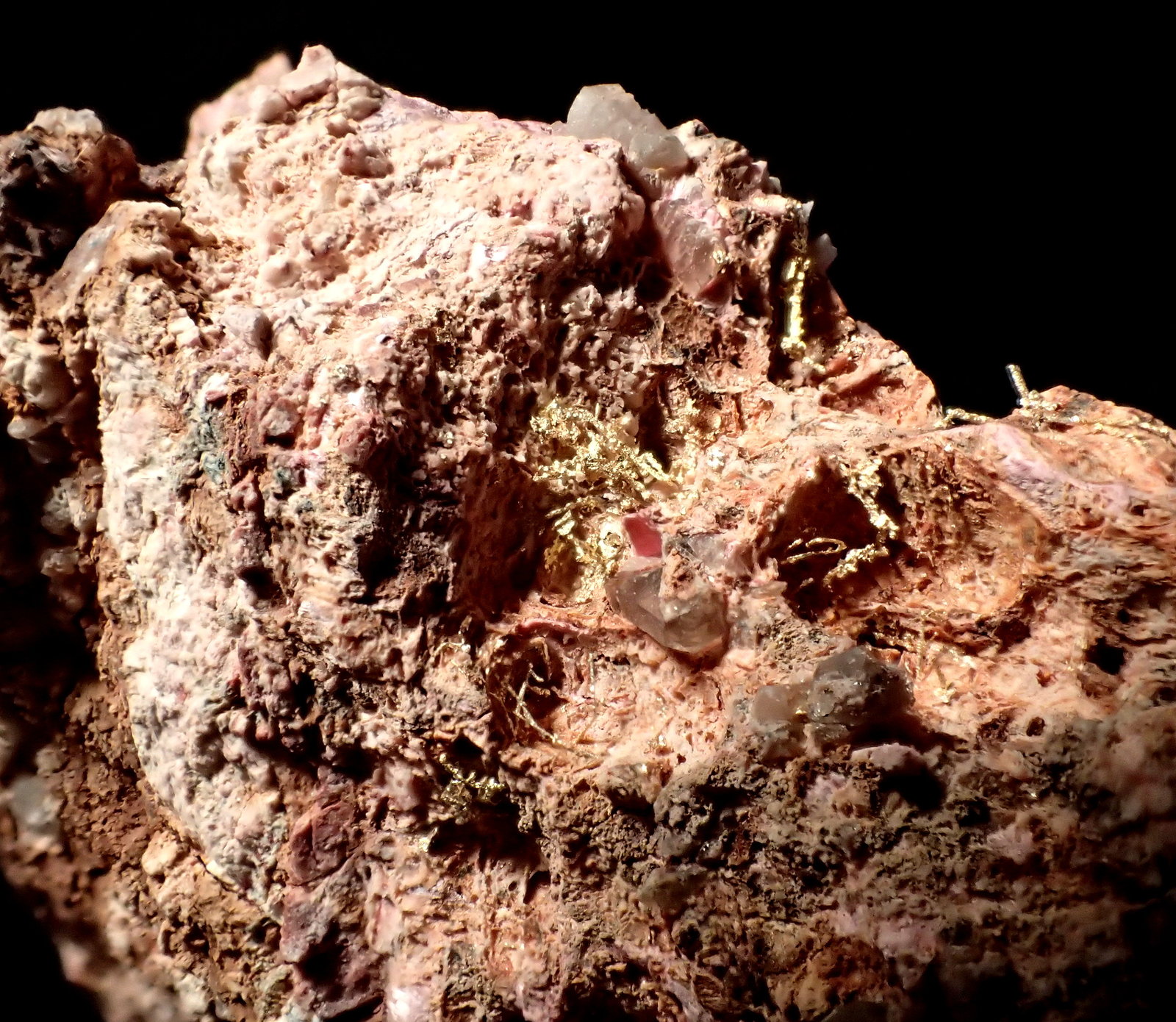 Gold (variety electrum), Erythrite, Quartz
77 mm x 43 mm x 27 mm
(Autor: Don Lum)