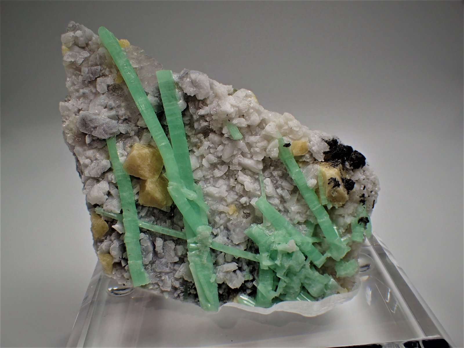 Beryl (variety emerald), Scheelite, Feldspar
65 mm x 47 mm x 13 mm
(Autor: Don Lum)