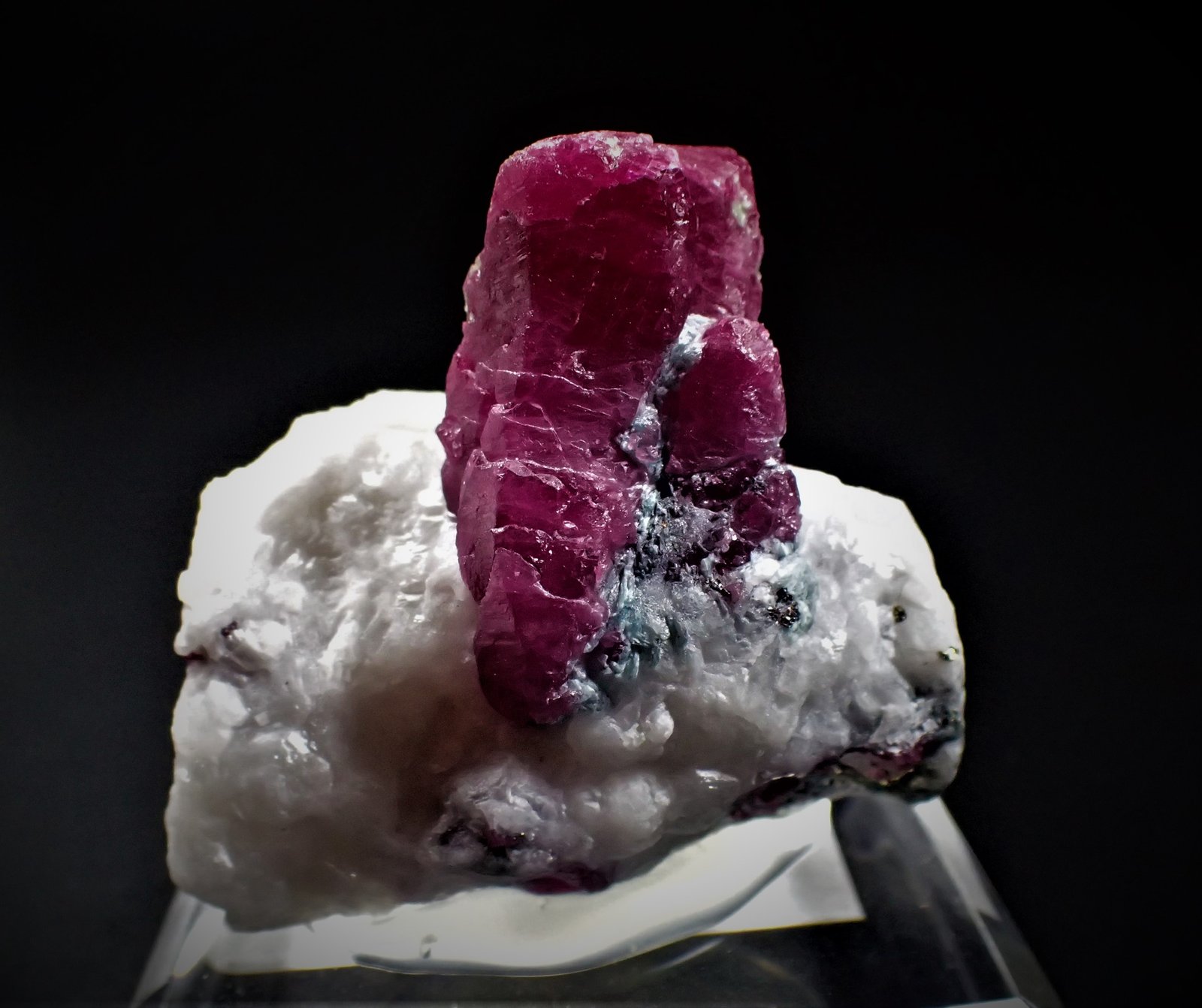 Corundum (variety ruby), Quartz
44 mm x 43 mm x 32 mm
(Autor: Don Lum)