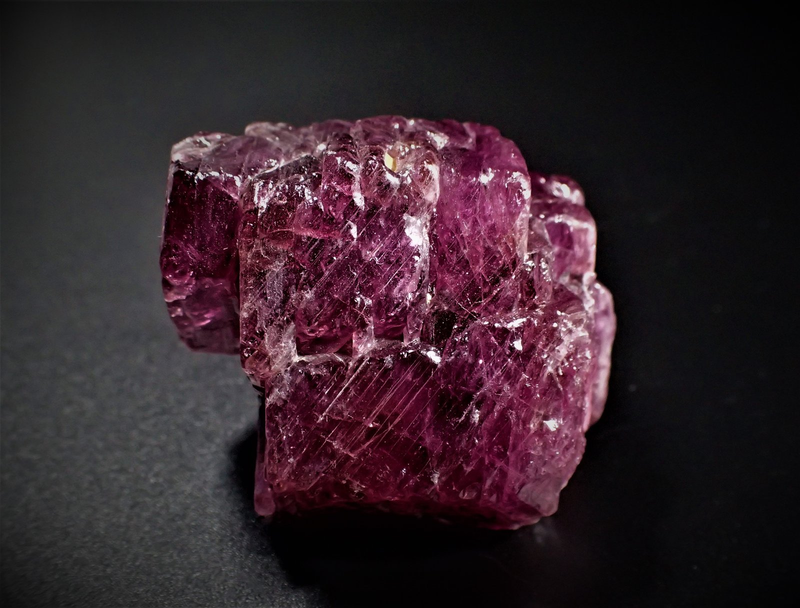 Corundum (variety ruby)
42 mm x 40 mm x 28 mm
(Autor: Don Lum)
