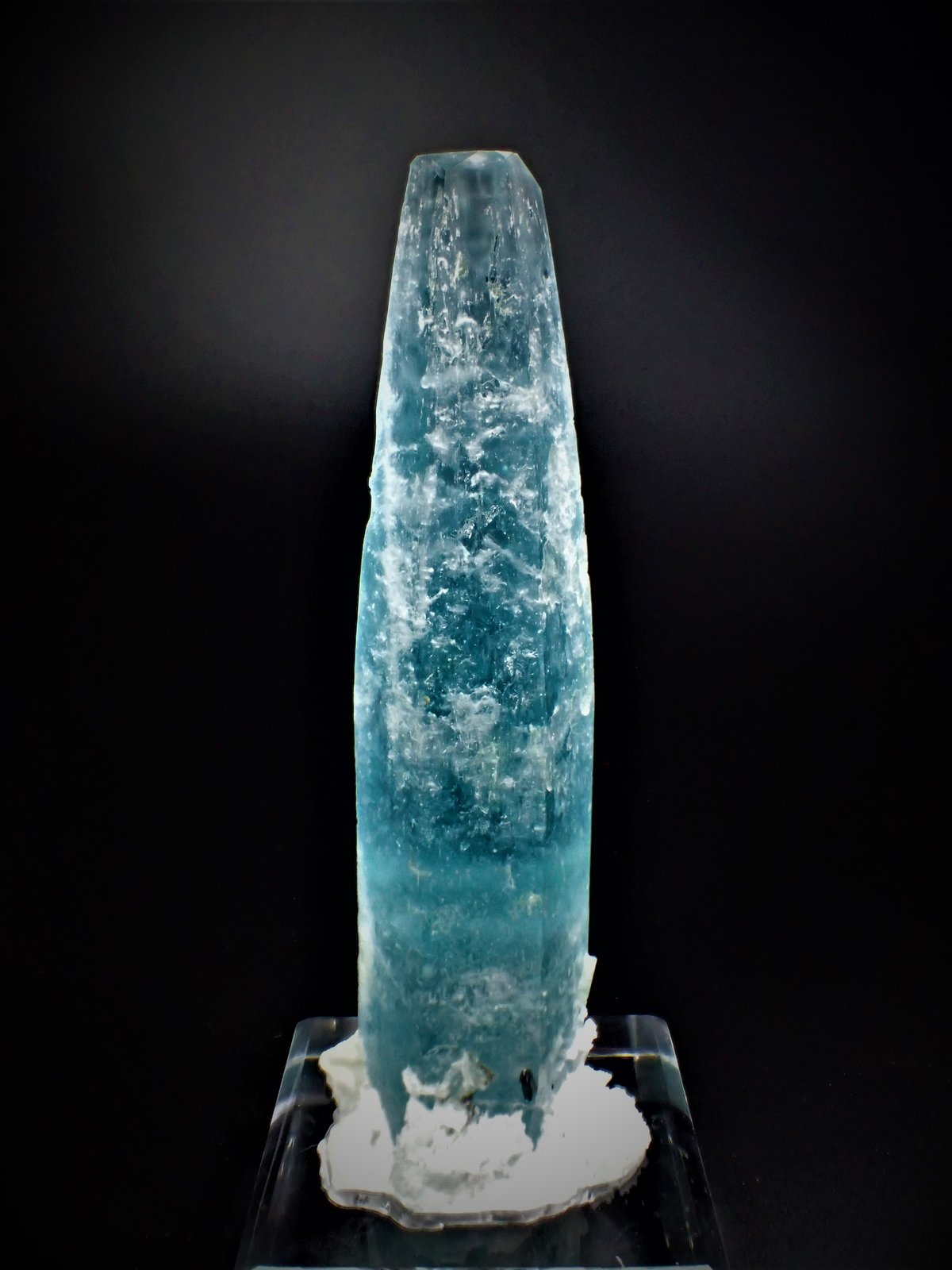 Beryl (variety aquamarine), Albite (variety cleavelandite)
210 mm x 72 mm x 52 mm
(Autor: Don Lum)