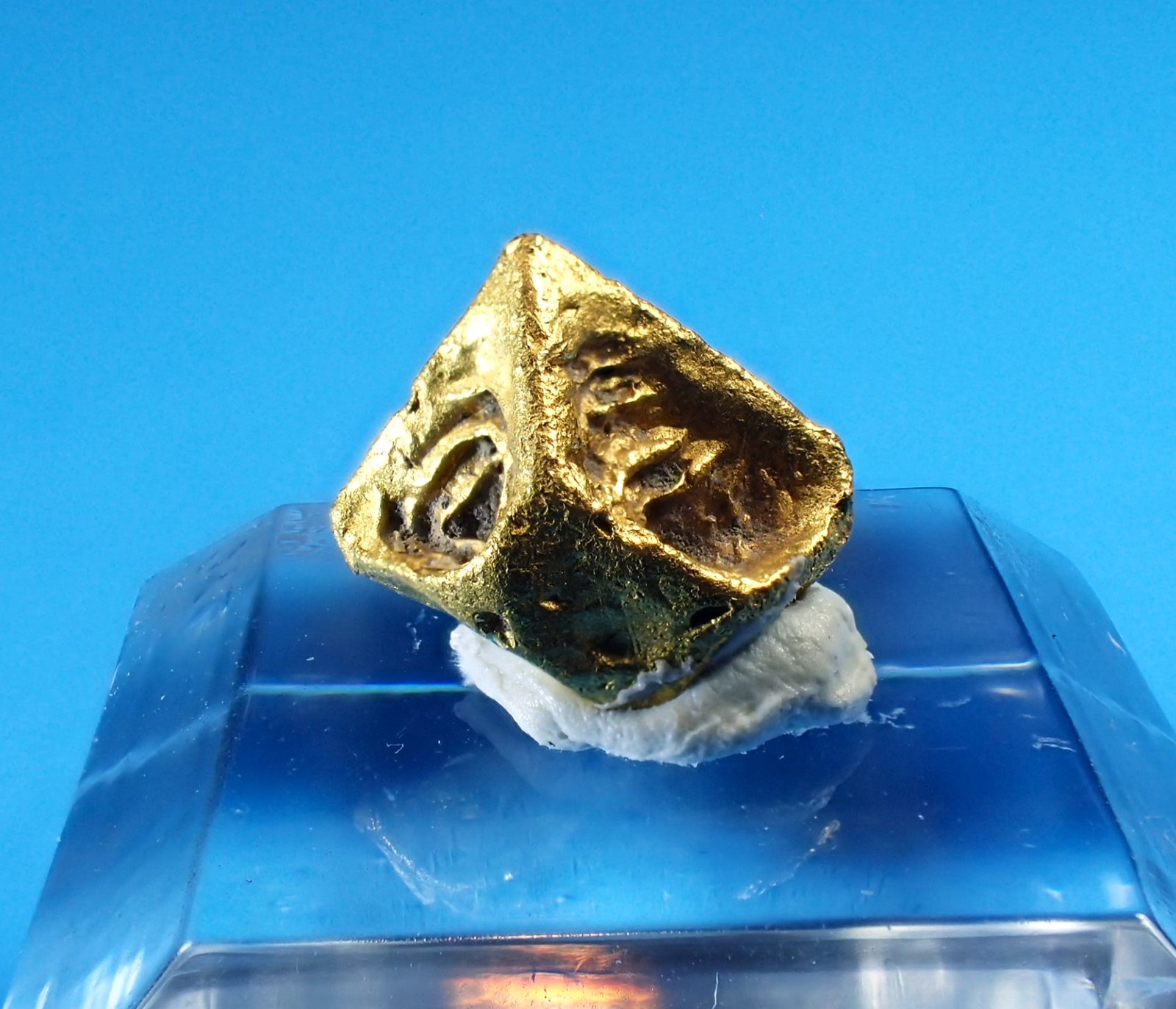 Gold
8 mm x 7 mm
(Autor: Don Lum)