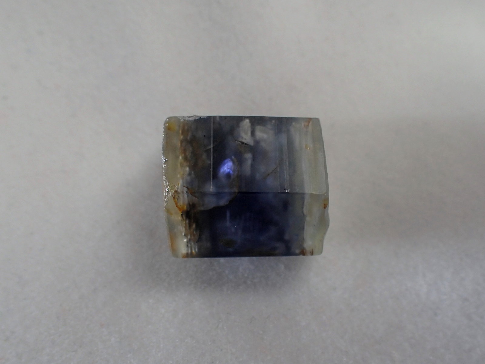 Corundum (variety sapphire)
15 mm x 15 mm x 11 mm
(Autor: Don Lum)