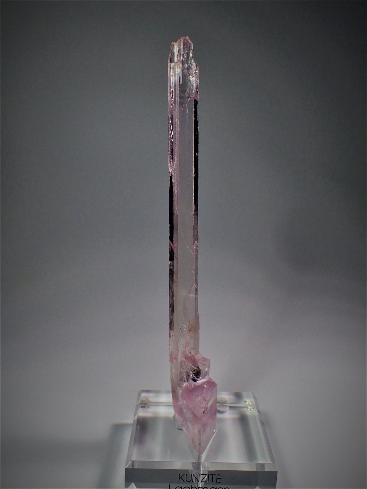 Spodumene (variety kunzite)
243 mm x 70 mm x 28 mm
(Autor: Don Lum)