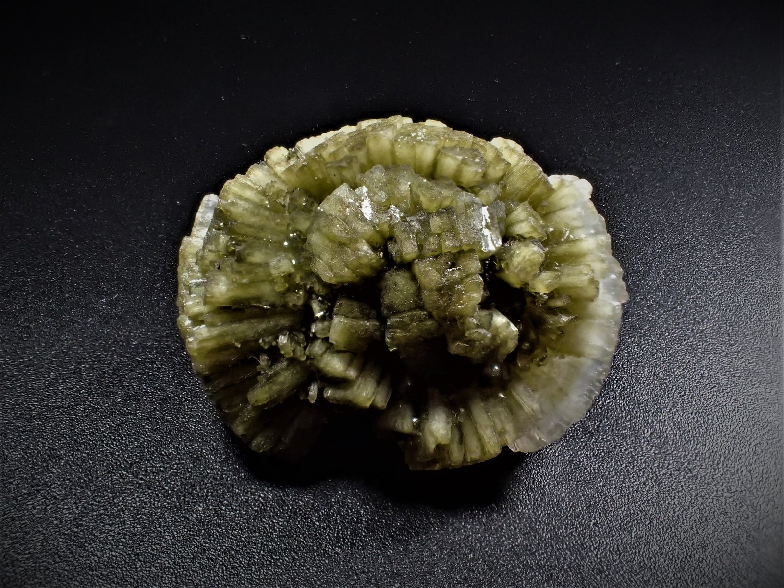 Stellerite, Quartz (variety chalcedony)
32 mm x 27 mm x 23 mm
(Autor: Don Lum)