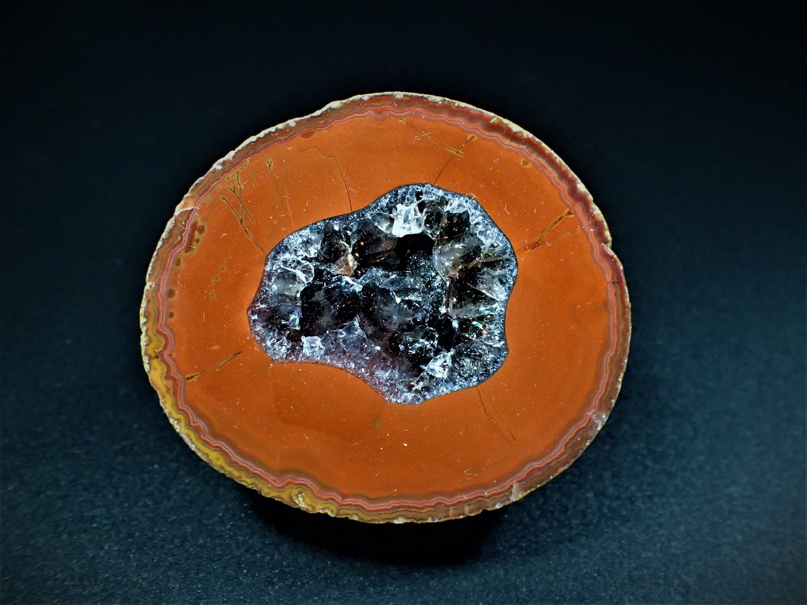 Quartz (variety agate, variety smoky quartz)
44 mm x 39 mm x 31 mm
(Autor: Don Lum)