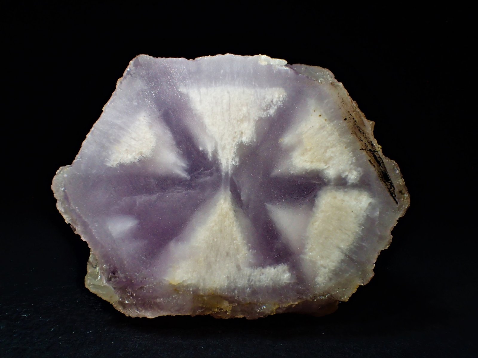 Quartz (variety amethyst variety trapiche)
64 mm x 44 mm x 42 mm
(Autor: Don Lum)