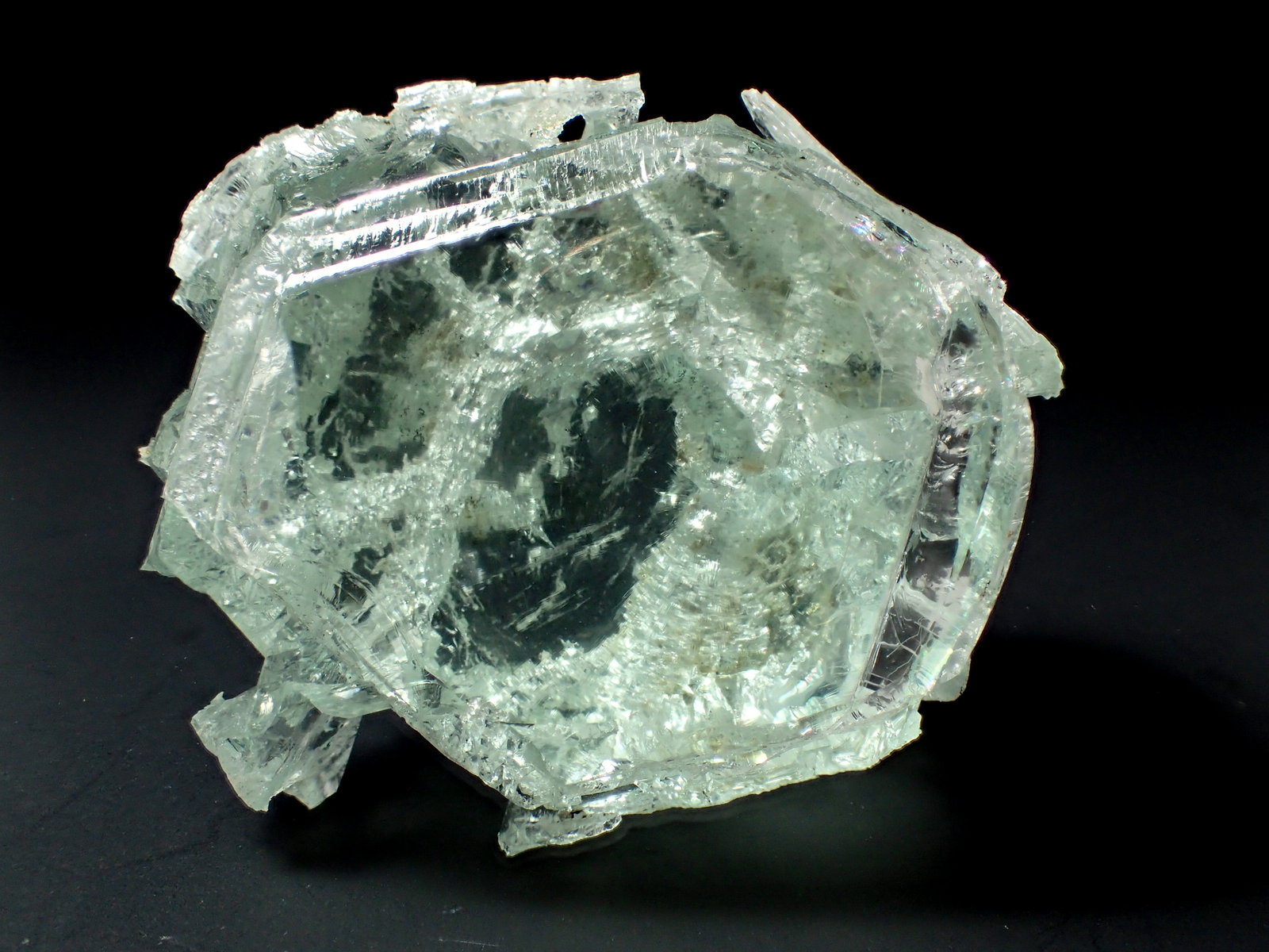 Beryl (variety aquamarine)
51 mm x 46 mm x 32 mm
(Autor: Don Lum)