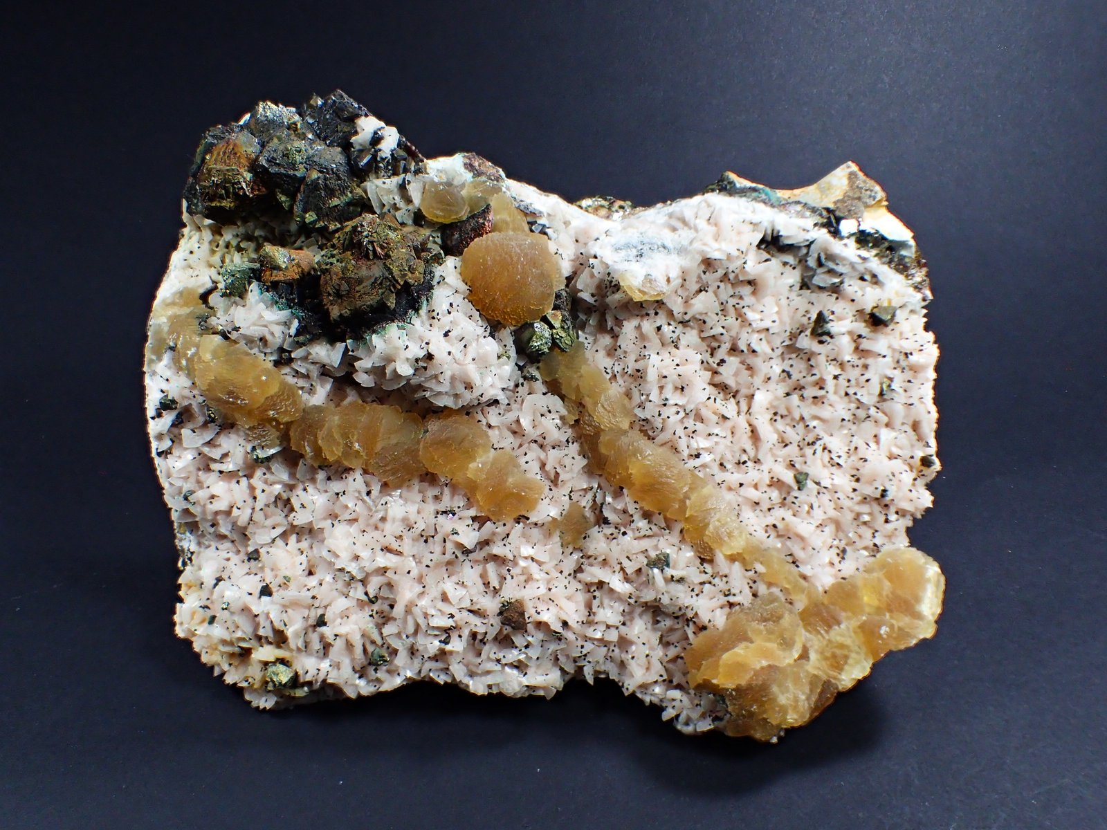 Calcite, Chalcopyrite, Dolomite
183 mm x 121 mm x 65 mm
(Autor: Don Lum)