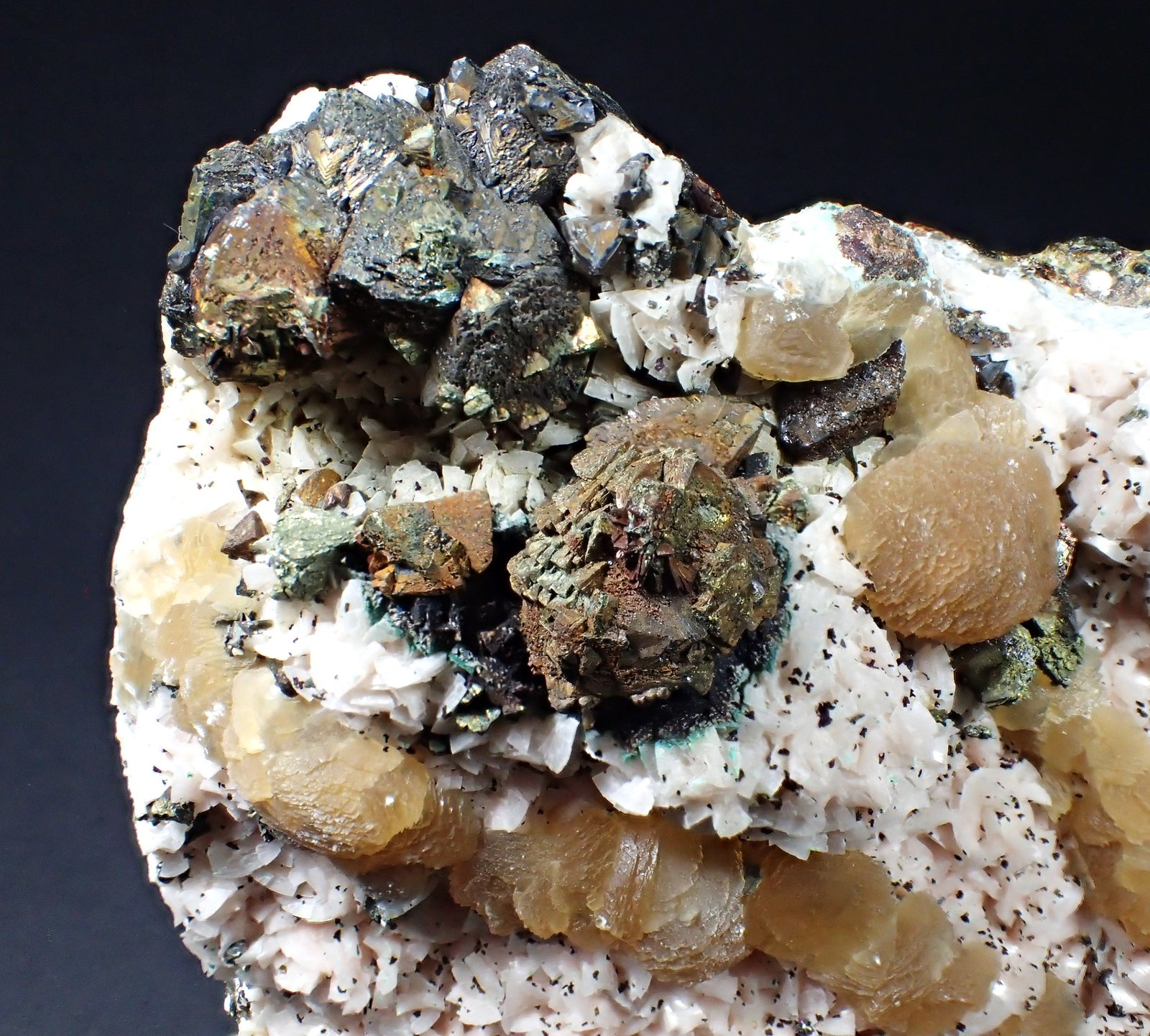 Calcite, Chalcopyrite, Dolomite
183 mm x 121 mm x 65 mm
(Autor: Don Lum)