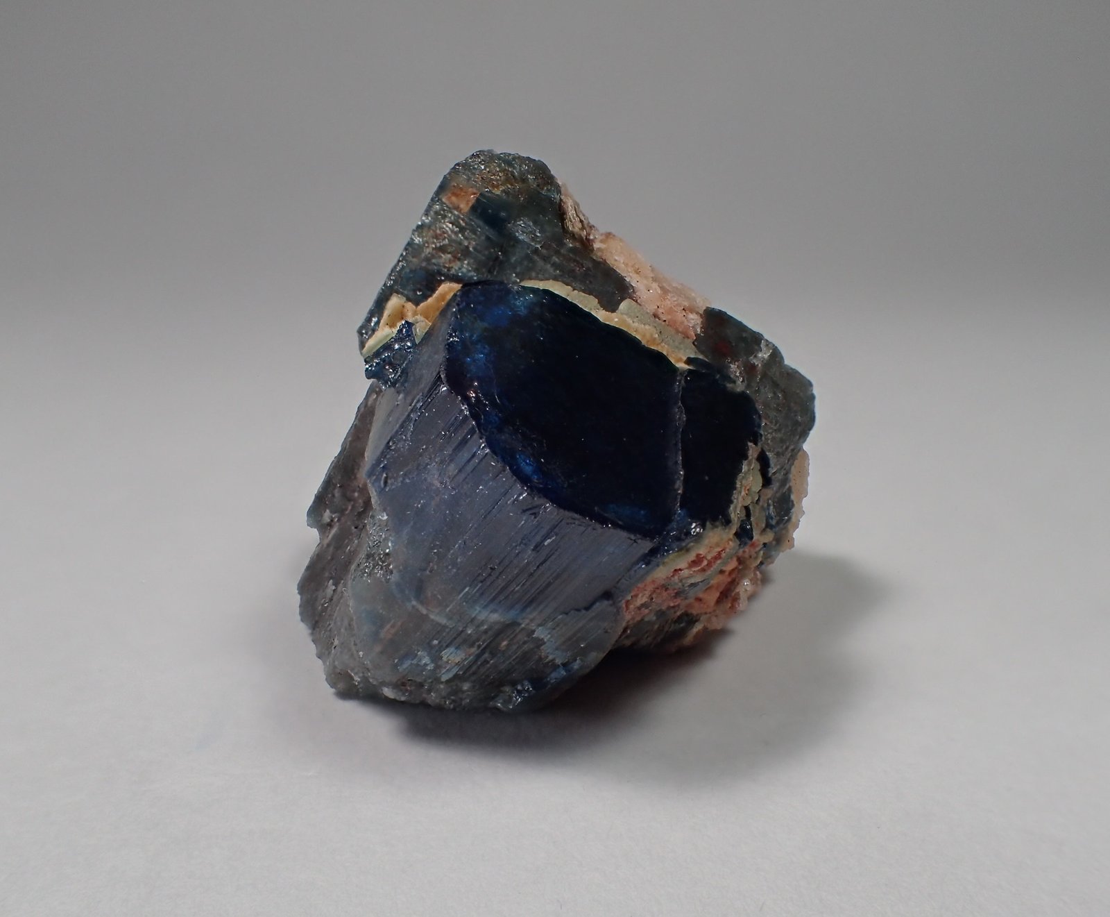 Elbaite (variety indicolite)  (Tourmaline Group)
31.8 mm x 31.8 mm x 28.5 mm
(Autor: Don Lum)