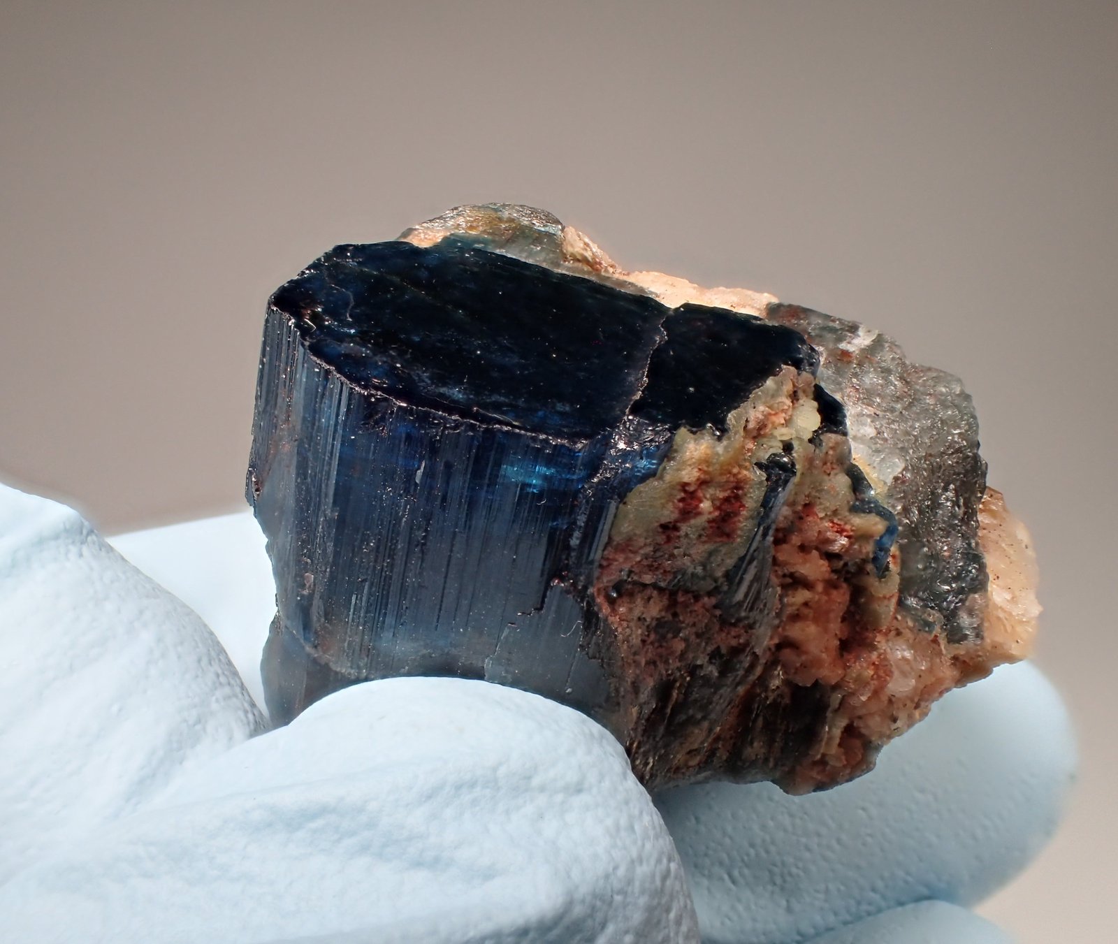 Elbaite (variety indicolite)  (Tourmaline Group)
31.8 mm x 31.8 mm x 28.5 mm
(Autor: Don Lum)