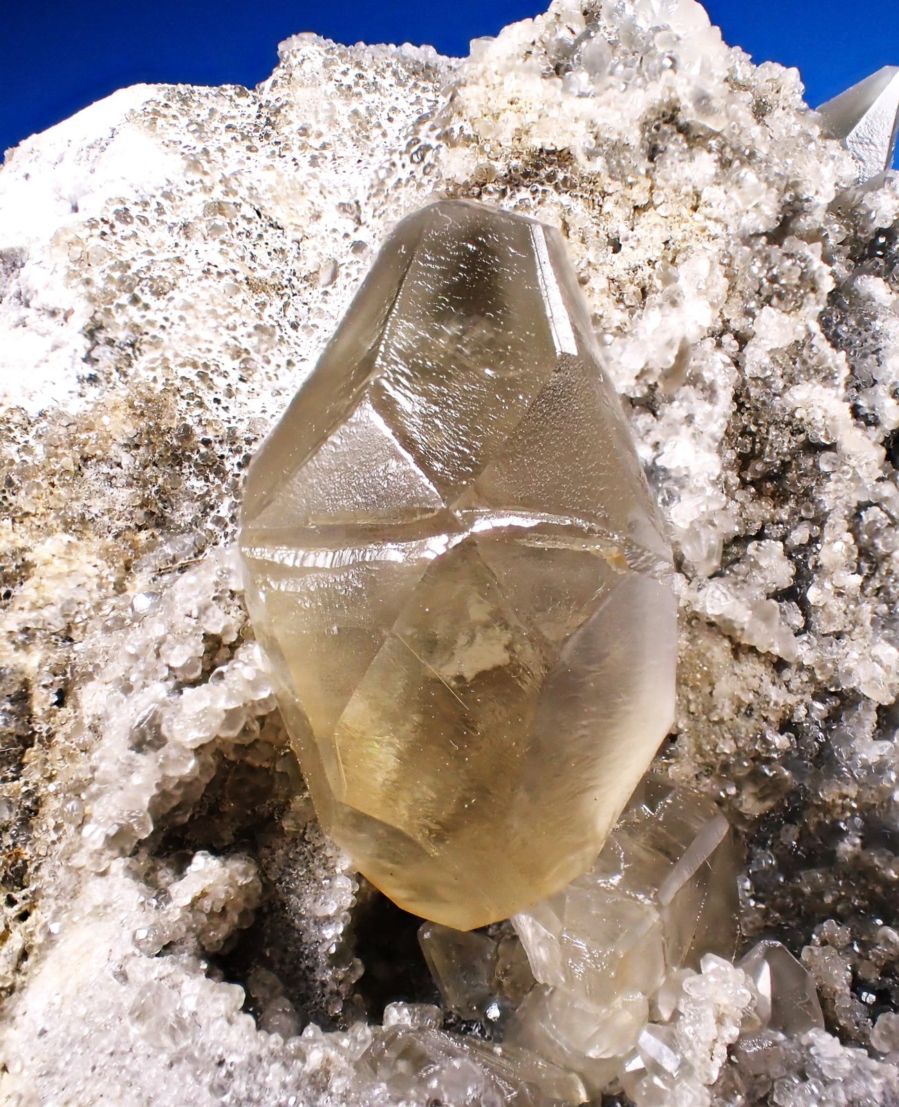 Calcite (twinned)
82 mm x 75 mm x 51 mm
(Autor: Don Lum)