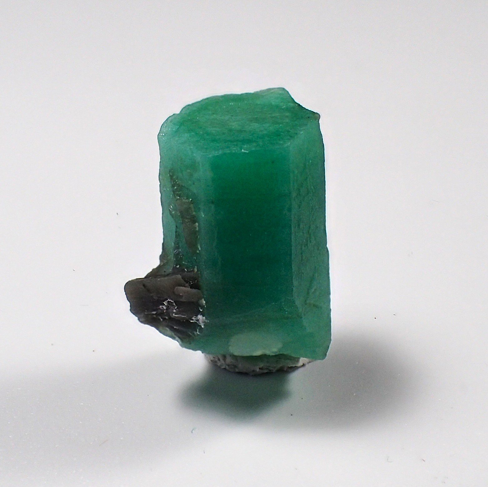Beryl (variety emerald)
18 mm x 13 mm x 9 mm
(Autor: Don Lum)