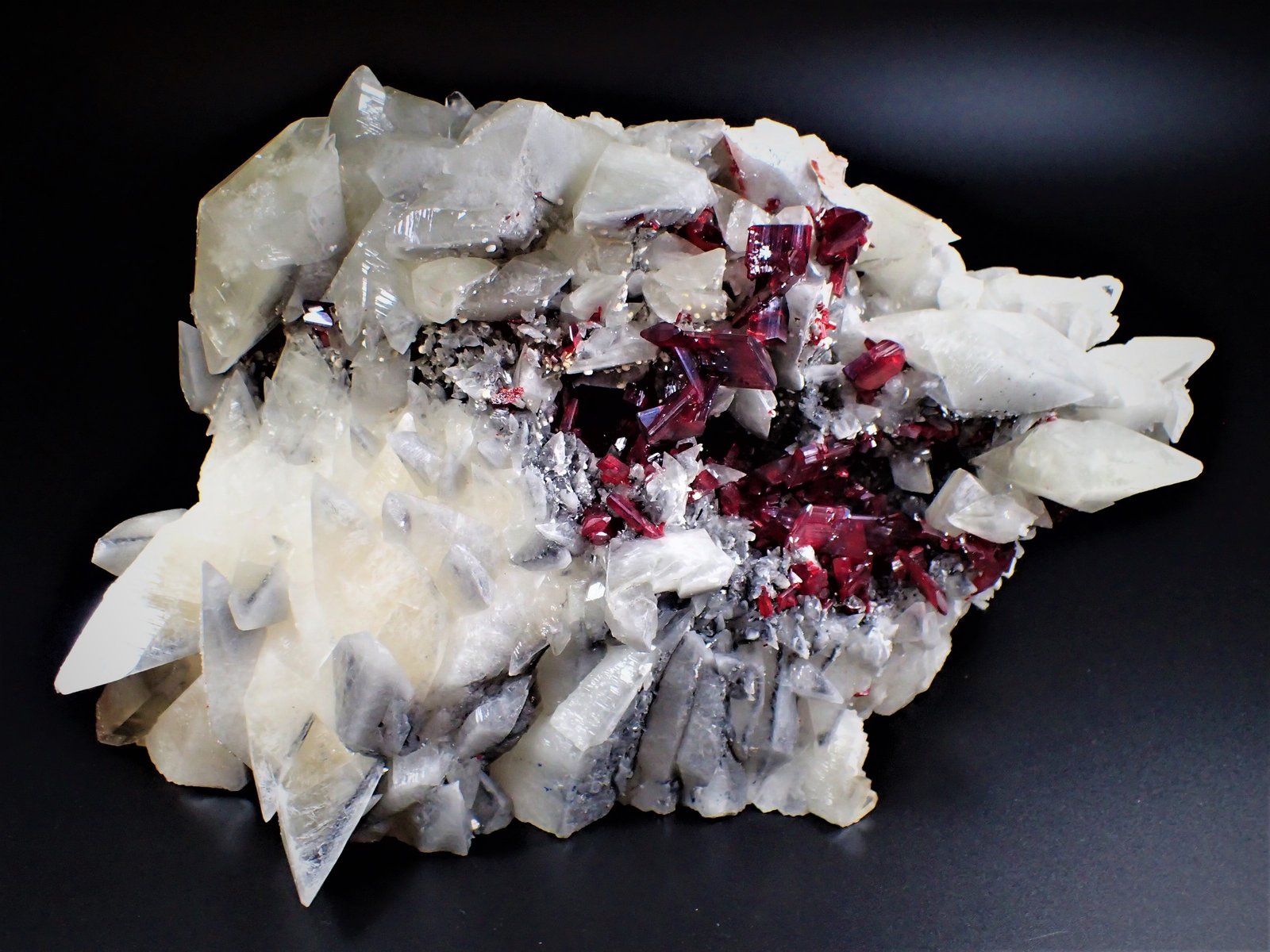Realgar, Calcite
29 cm x 20.5 cm x  12 cm
(Autor: Don Lum)