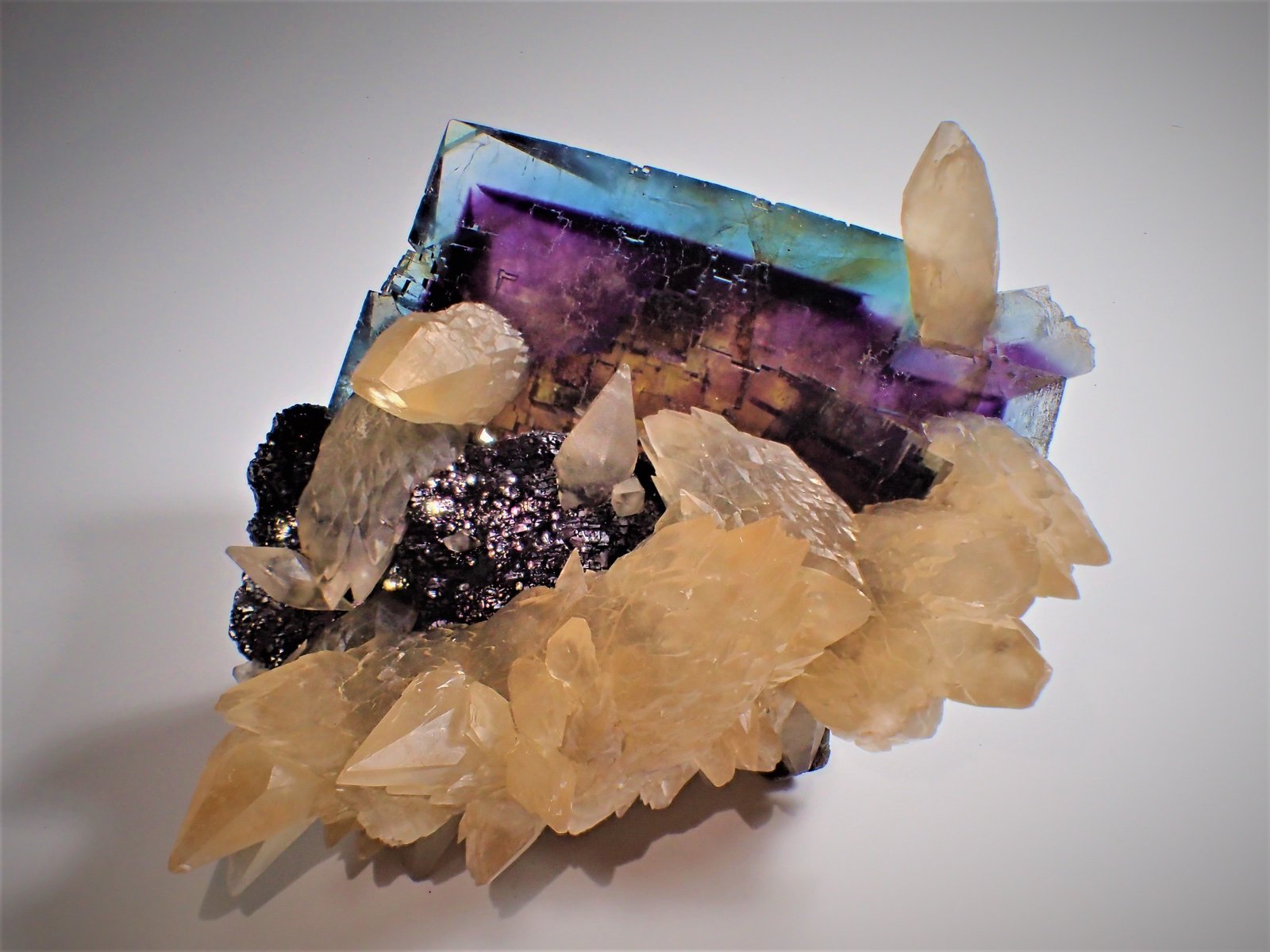 Fluorite, Calcite, Sphalerite
125 mm x 115 mm x 85 mm
(Autor: Don Lum)