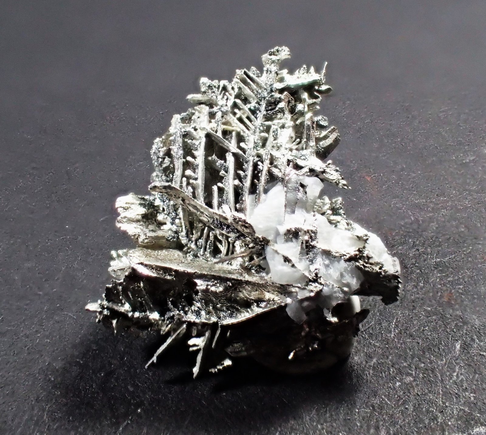 Silver, Calcite
18 mm x 18 mm x 12 mm
(Autor: Don Lum)