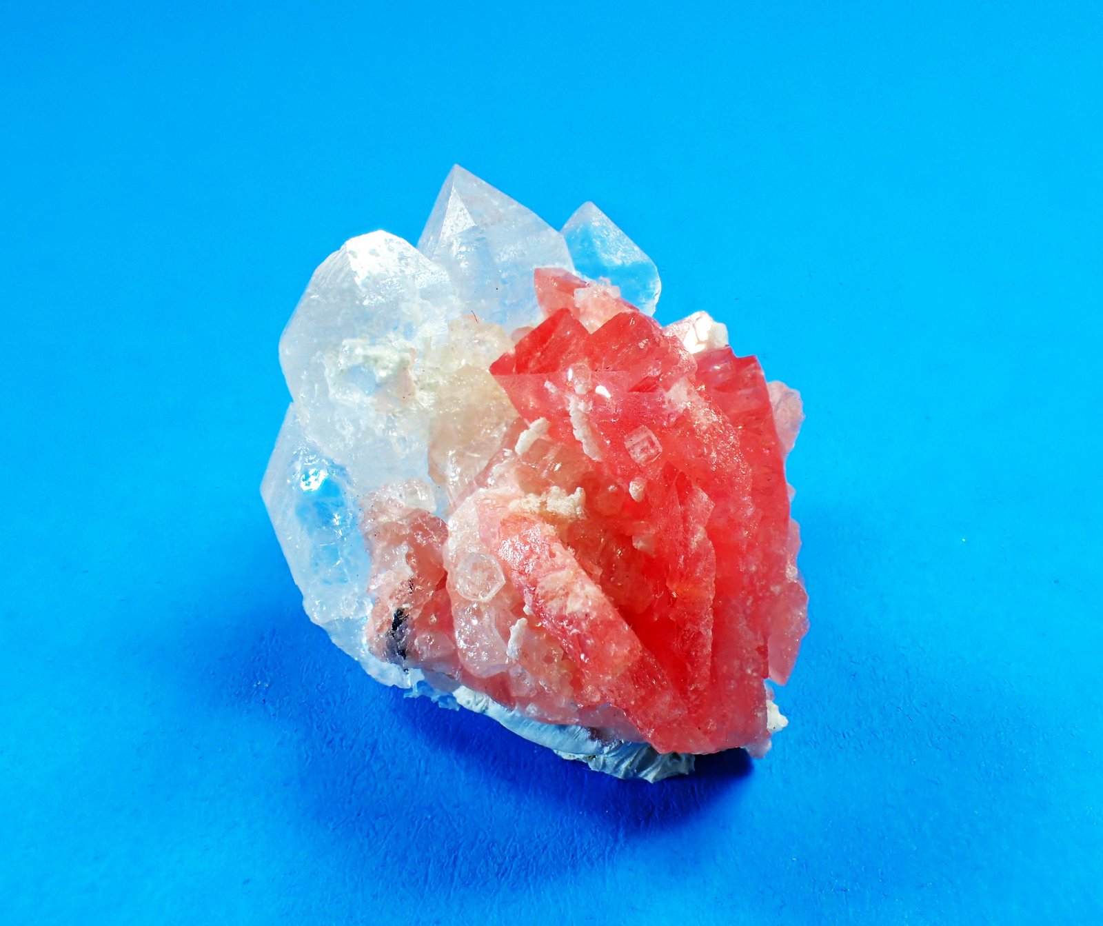 Rhodochrosite, Apatite, Quartz
34 mm x 28 mm x 22 mm
(Autor: Don Lum)
