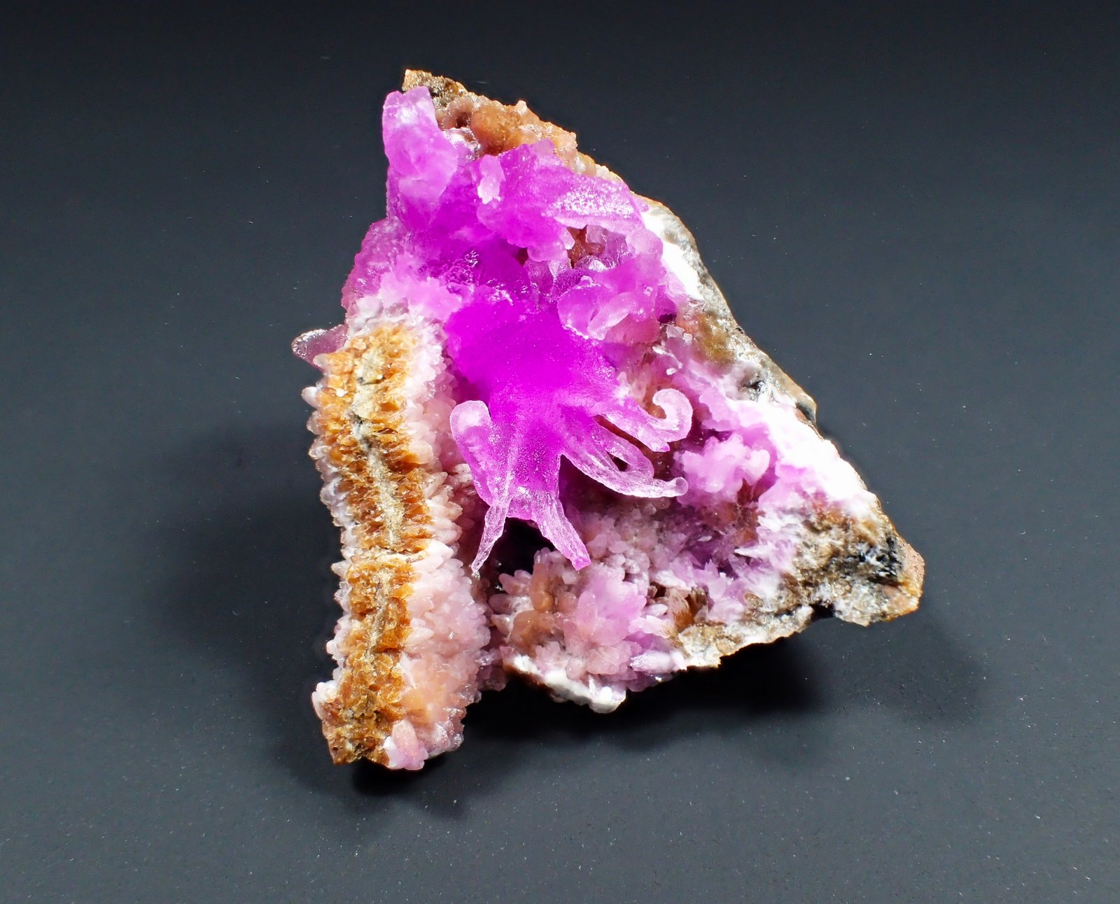 Calcite (variety Co-bearing calcite)
61 mm x 47 mm x 37 mm
(Autor: Don Lum)