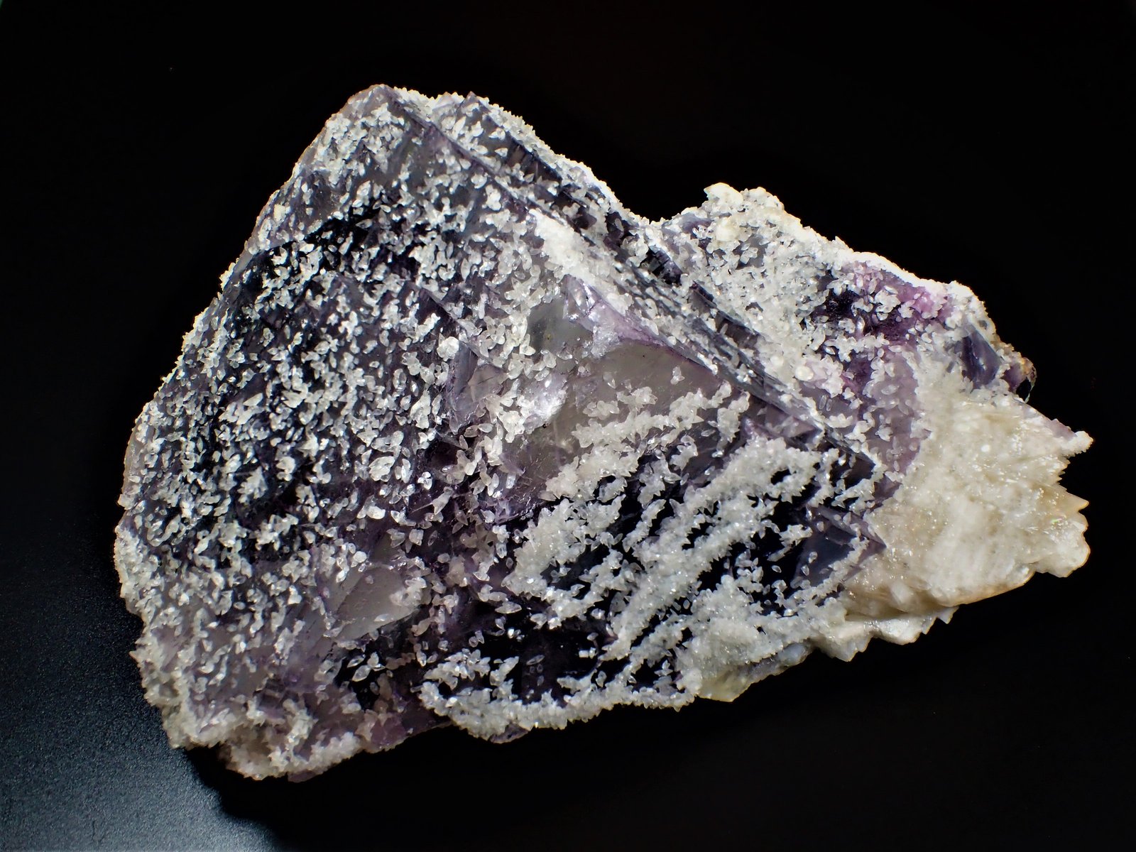 Fluorite, Calcite
185 mm x 236 mm x 124 mm
(Autor: Don Lum)