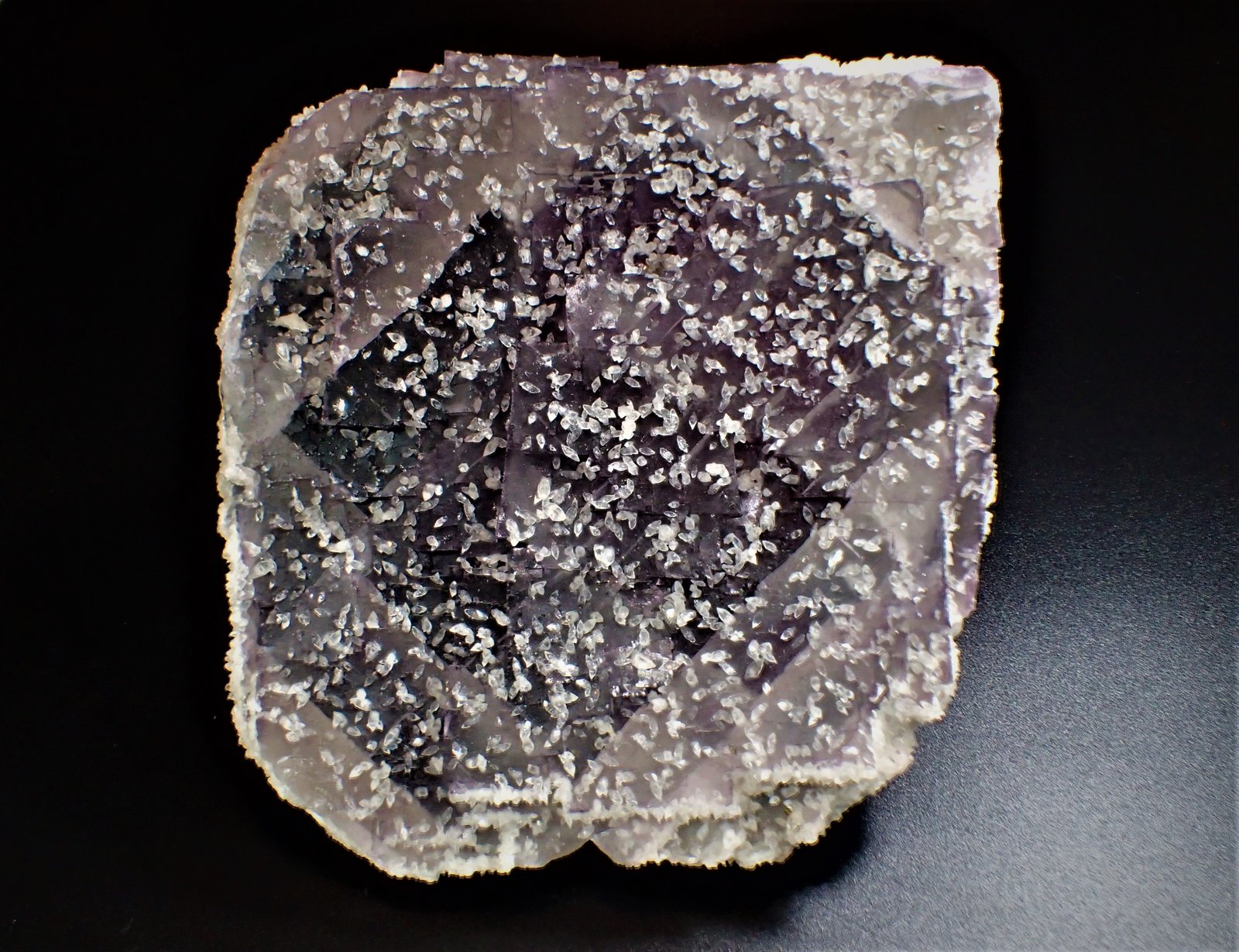 Fluorite, Calcite
185 mm x 236 mm x 124 mm
(Autor: Don Lum)
