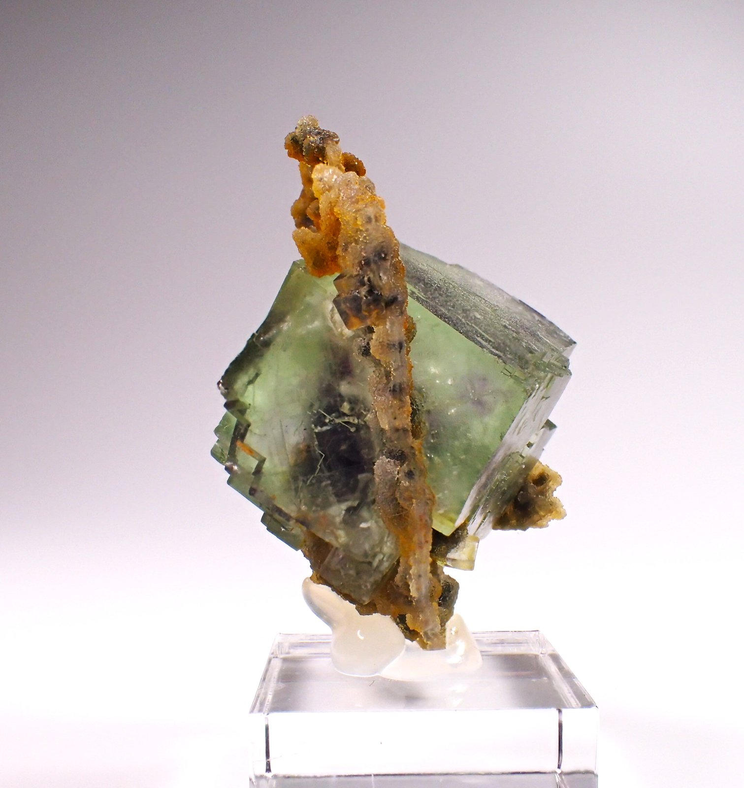 Fluorite, Chalcedony
43 mm x 42 mm x 35 mm
(Autor: Don Lum)