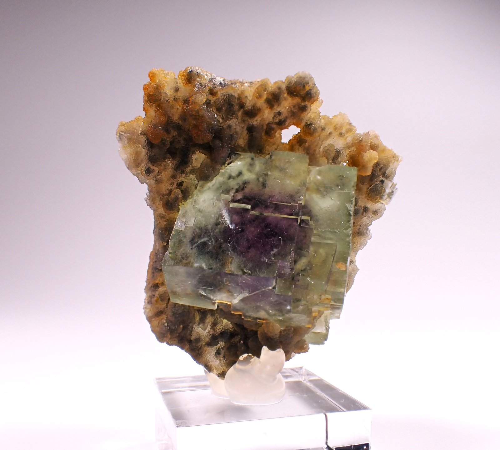 Fluorite, Chalcedony
43 mm x 42 mm x 35 mm
(Autor: Don Lum)