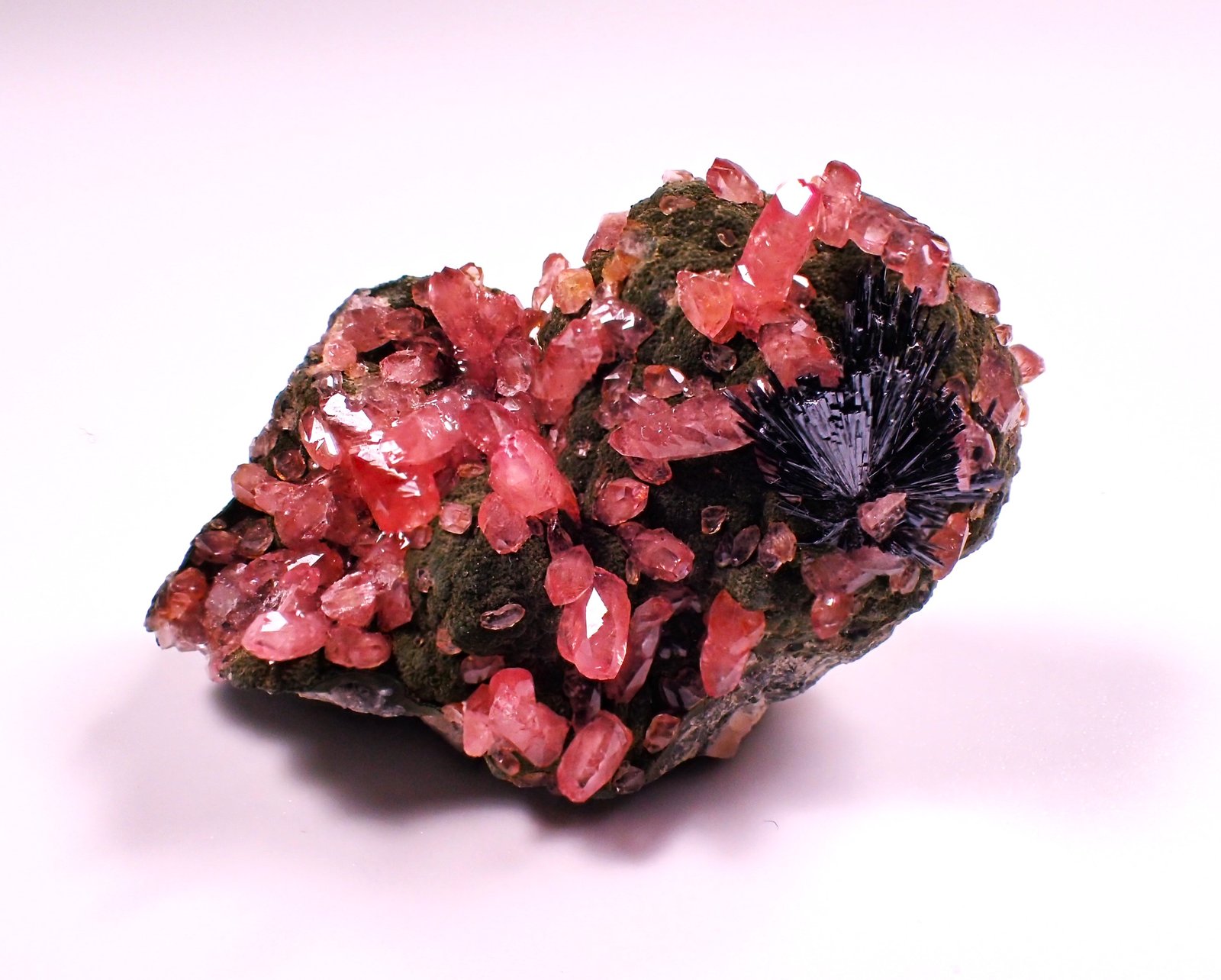 Rhodochrosite, Goethite
35 mm x 25 mm x 20 mm
(Autor: Don Lum)