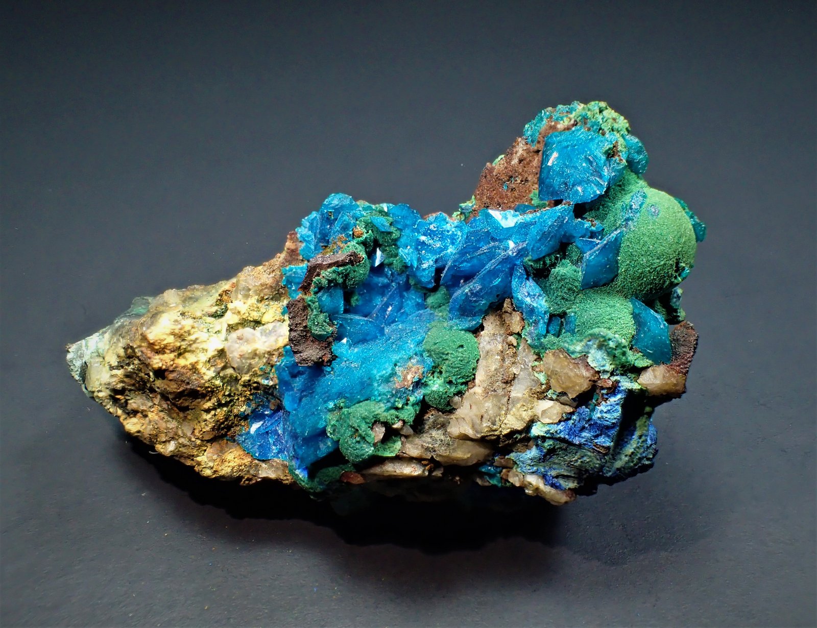 Liroconite, Olivenite
48 mm x 30 mm
(Autor: Don Lum)