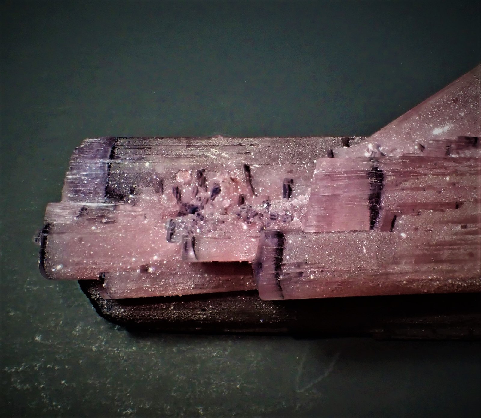 Elbaite (Tourmaline Group)
135 mm x 45 mm x 35 mm
(Autor: Don Lum)