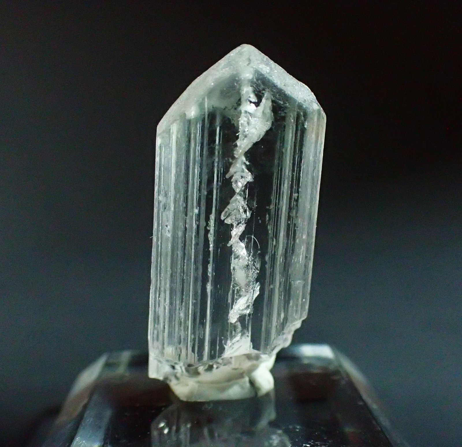 Spodumene (variety kunzite) with helix
31 mm x 11 mm x 4 mm
(Autor: Don Lum)