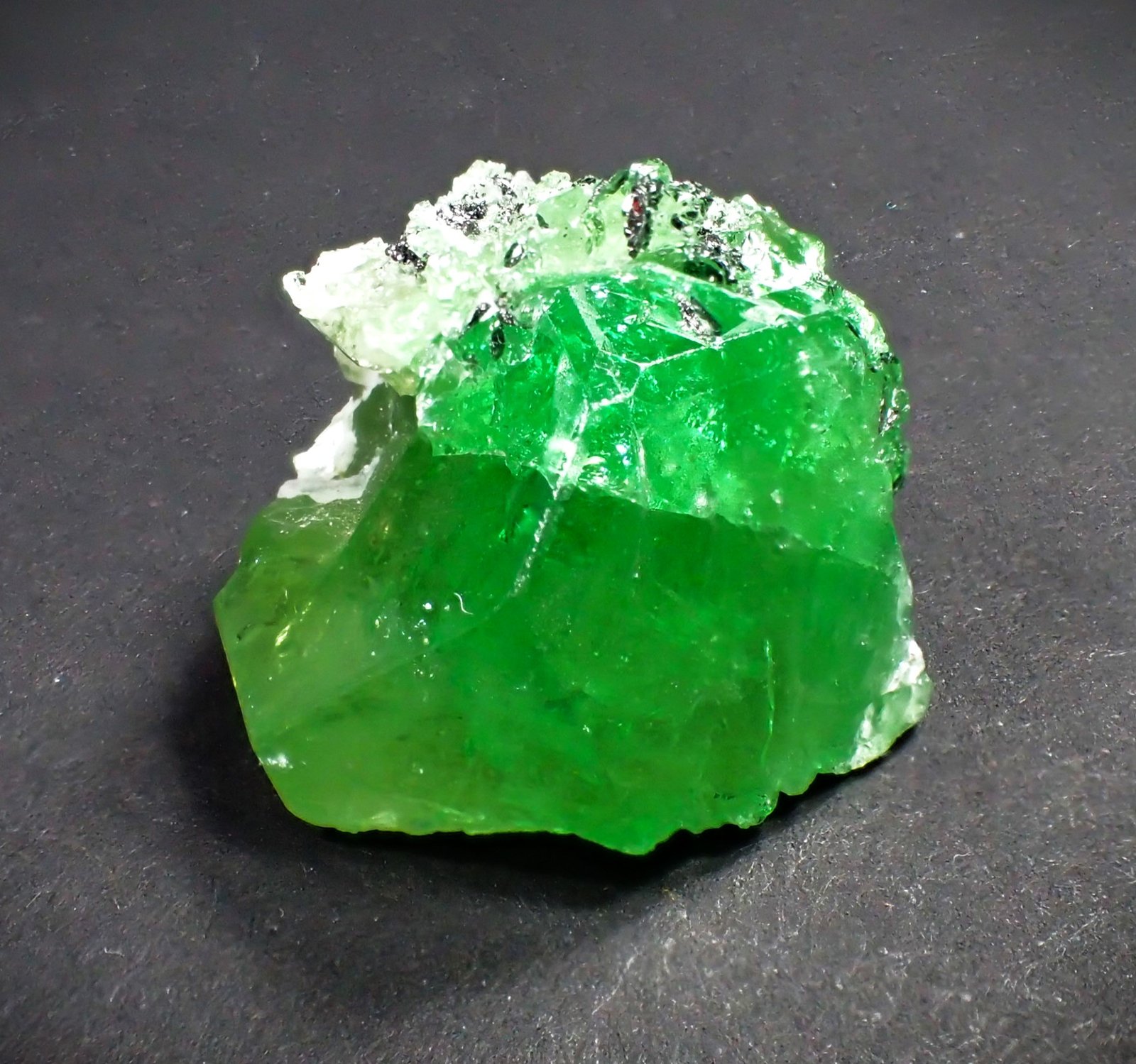 Tsavorite (Garnet Group), Diopside
21 mm x 20 mm
(Autor: Don Lum)