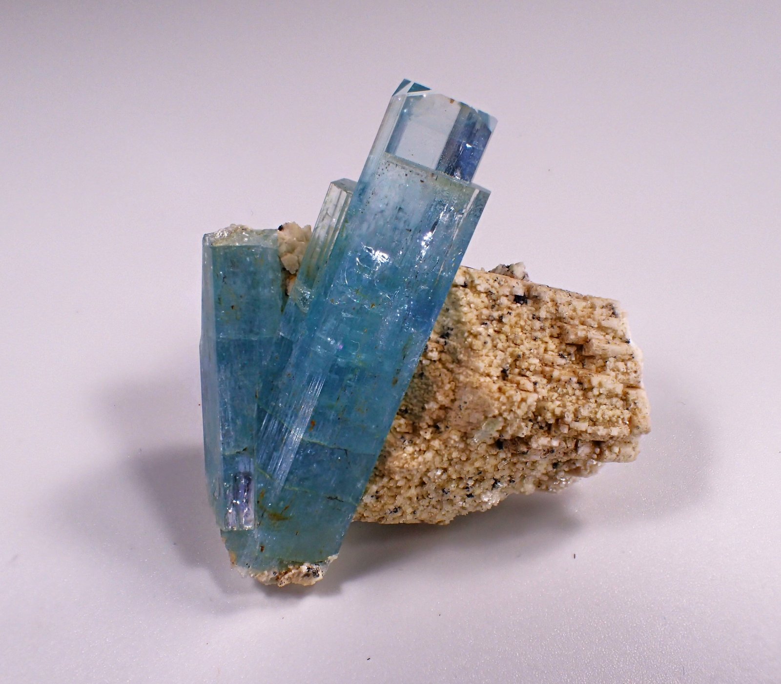 Beryl (variety aquamarine), Feldspar
46 mm x 42 mm x 18 mm
(Autor: Don Lum)