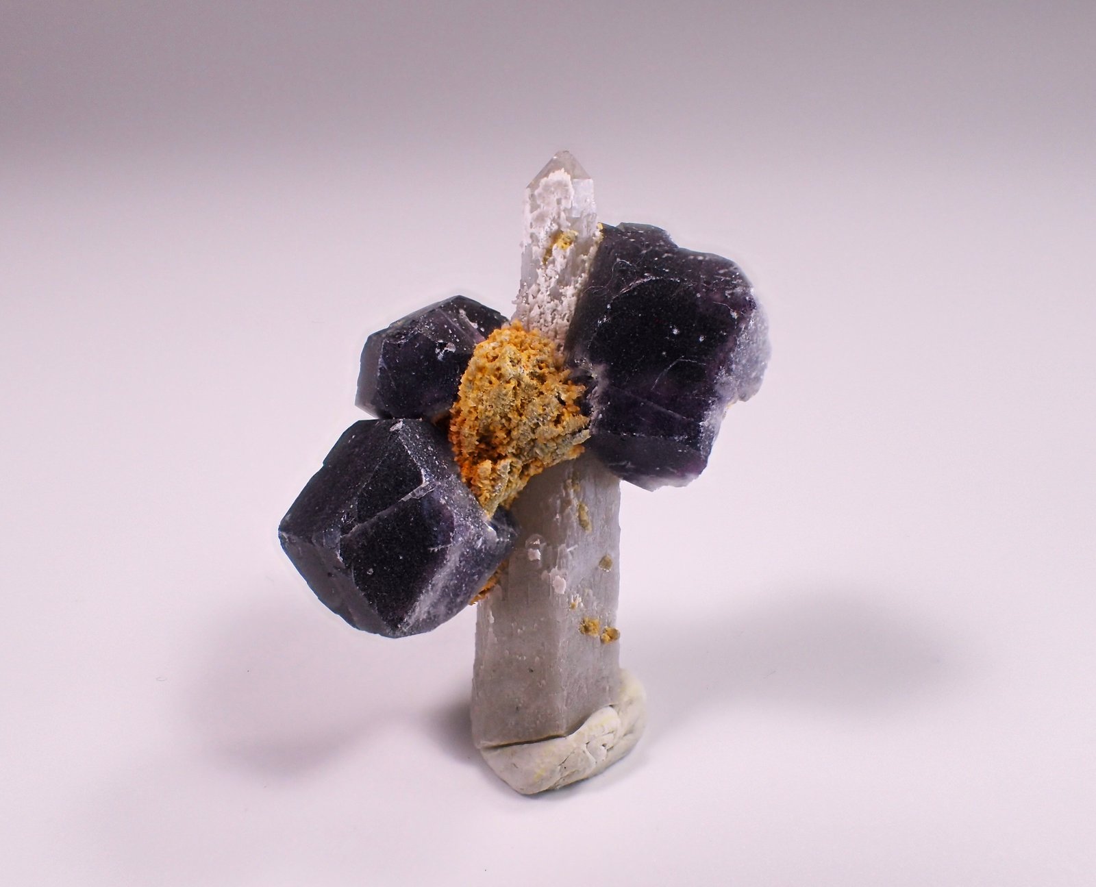 Fluorite, Quartz
38 mm x 32 mm x 17 mm
(Autor: Don Lum)