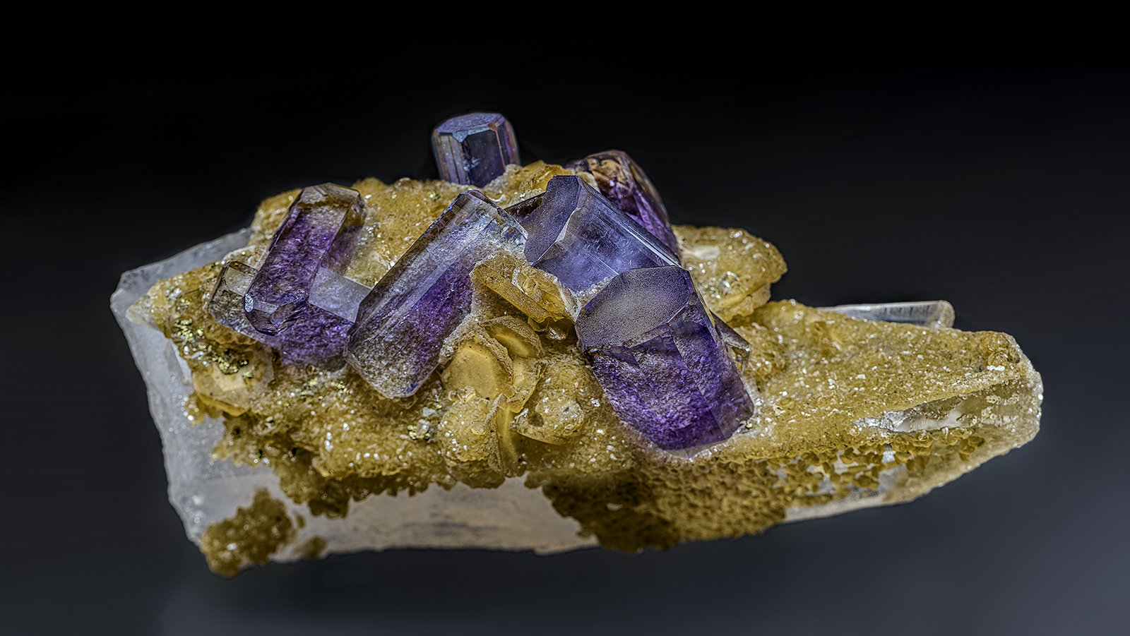 Fluorapatite, Siderite, Quartz
8.2 x 3.6 cm
(Autor: am mizunaka)