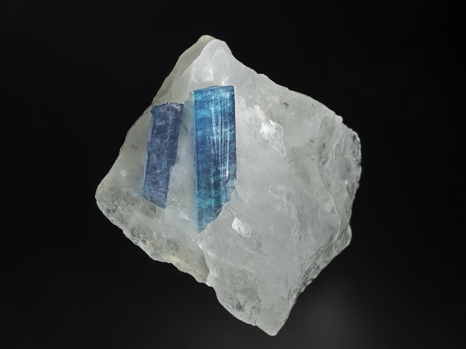 Elbaite (variety cuprian elbaite), Quartz
4.4 x 4.8 cm
(Autor: am mizunaka)