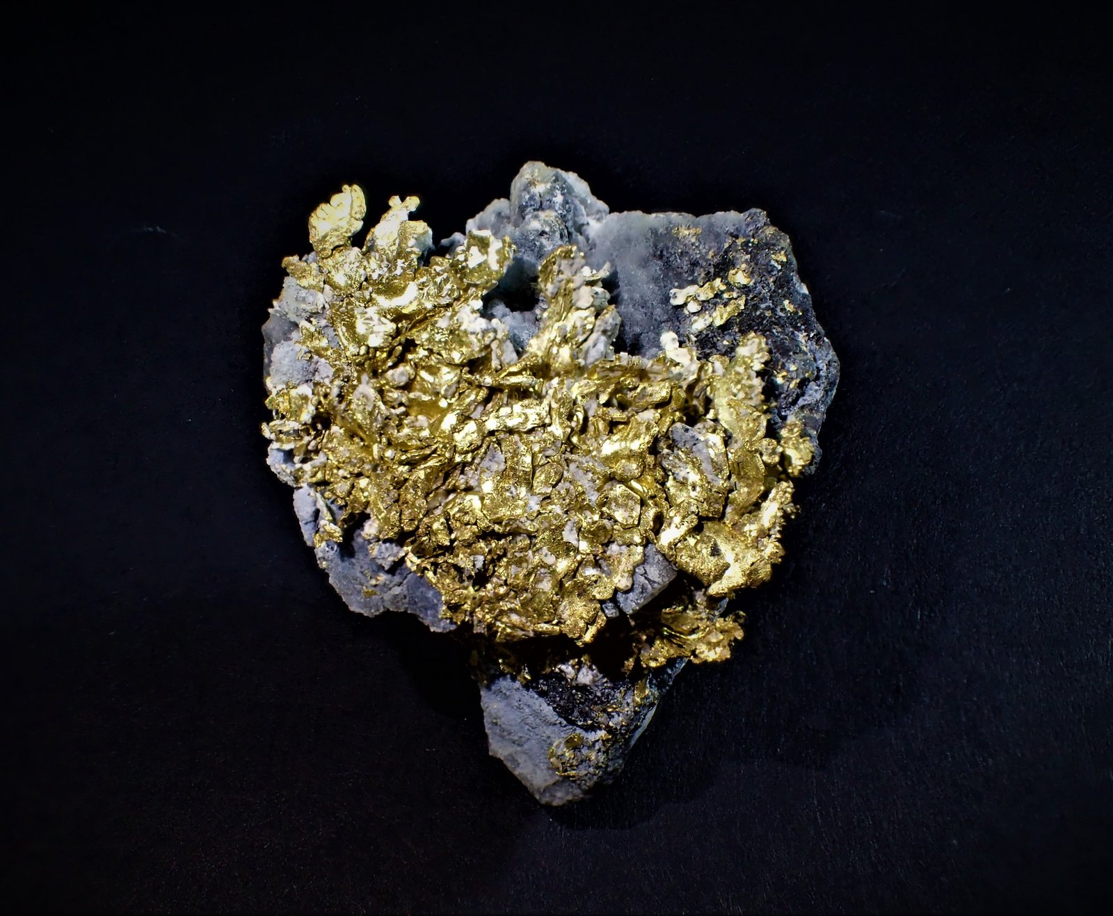 Gold (variety leafy gold), Quartz (variety chalcedony)
29 mm x 31 mm x 26 mm
(Autor: Don Lum)