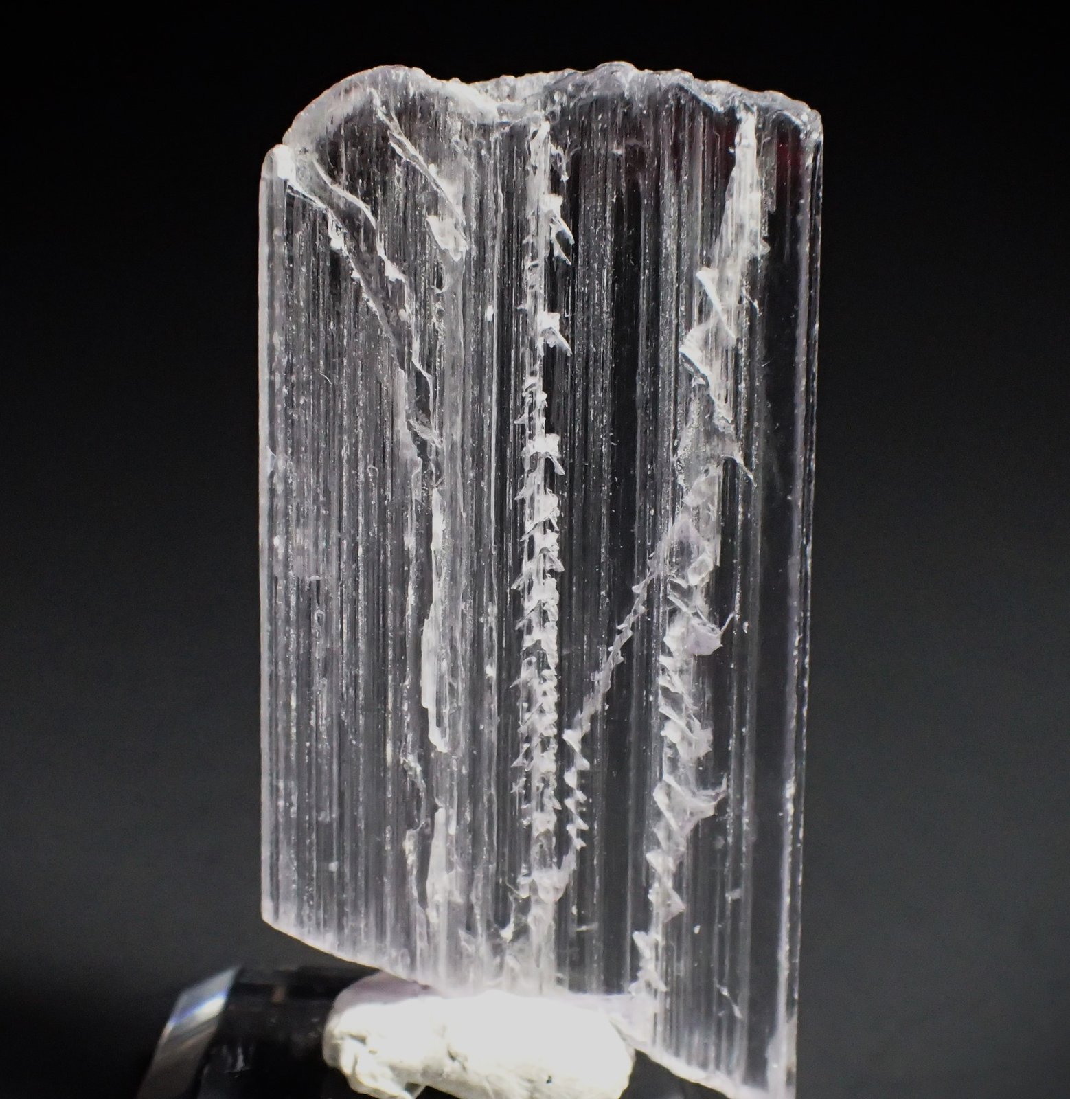 Spodumene (variety kunzite) with helix
54 mm x 39 mm x 3.5 mm
(Autor: Don Lum)