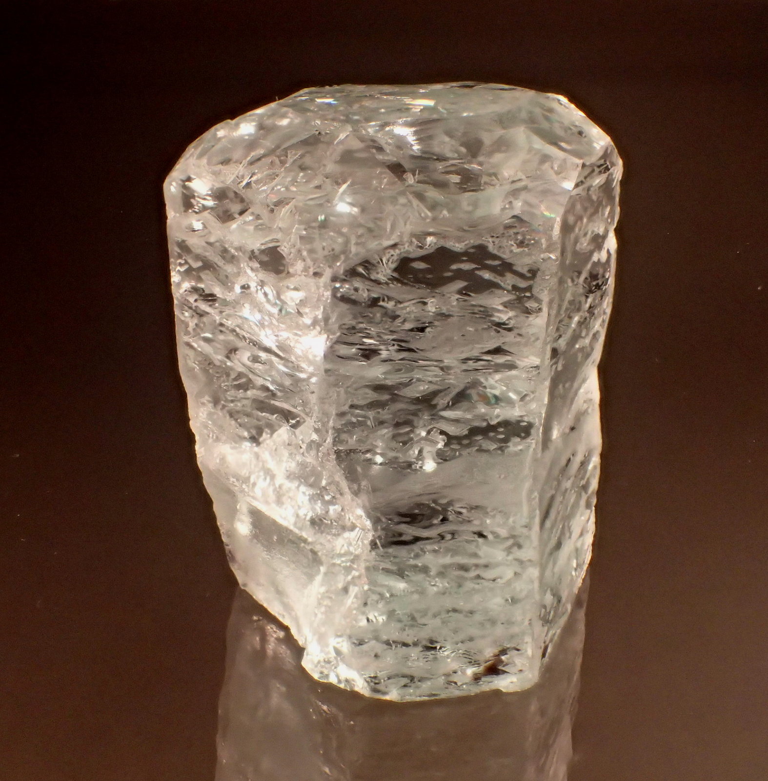 Beryl (variety aquamarine)
40 mm x 32 mm x 31 mm
(Autor: Don Lum)