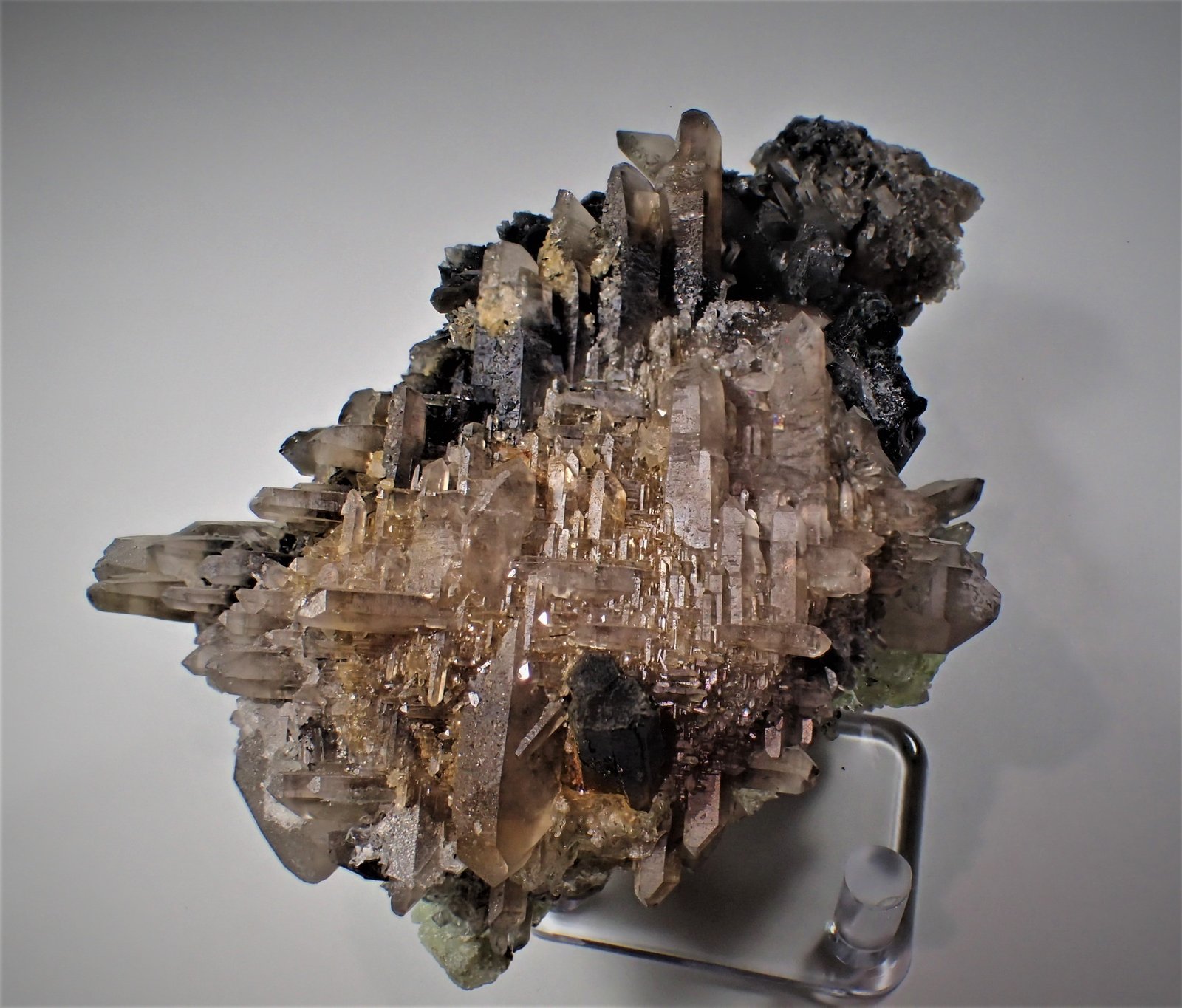 Quartz, Feldspar, Opal (variety hyalite)
114 mm x 114 mm x 75 mm
(Autor: Don Lum)